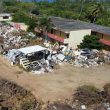 Residentes de Camuy se quejan por montaña de basura en antigua escuela Pablo Ávila