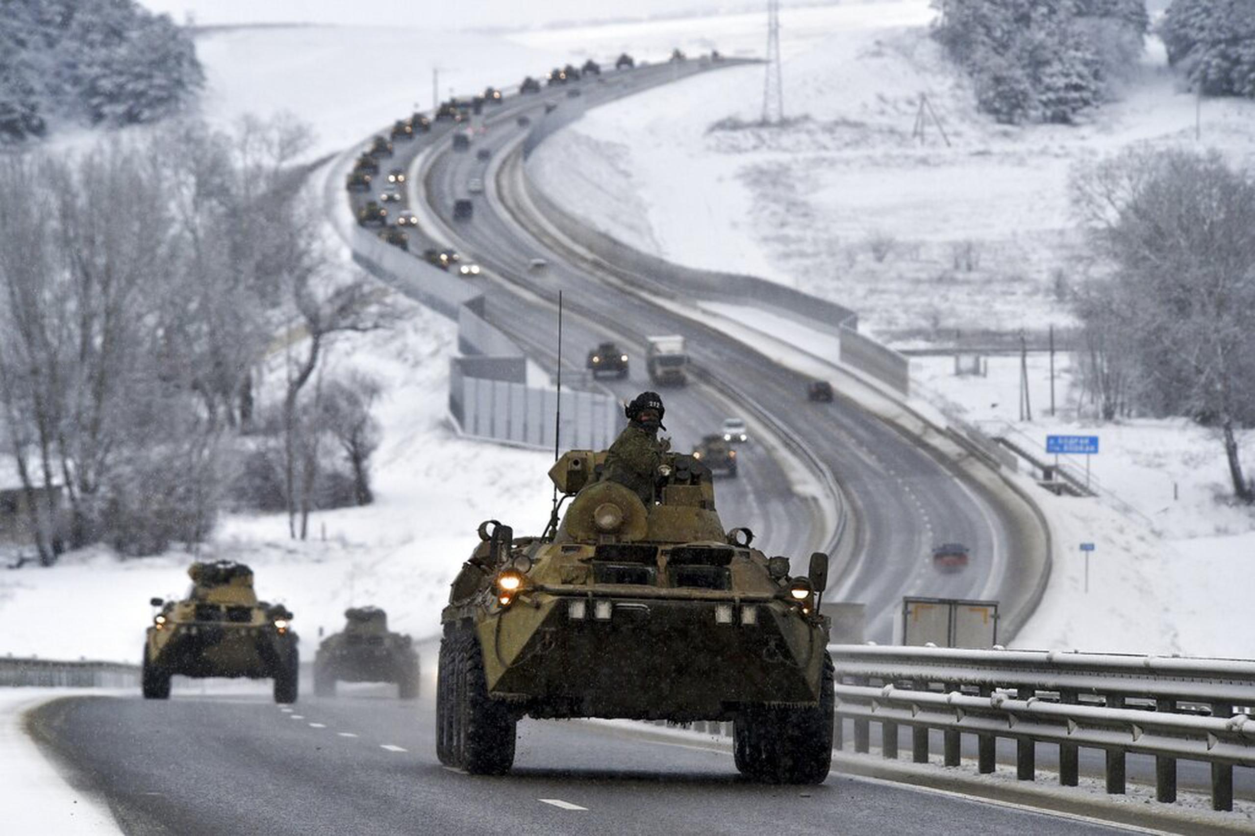 Un convoy de vehículos blindados rusos avanza por una carretera en Crimea el 18 de enero de 2022.