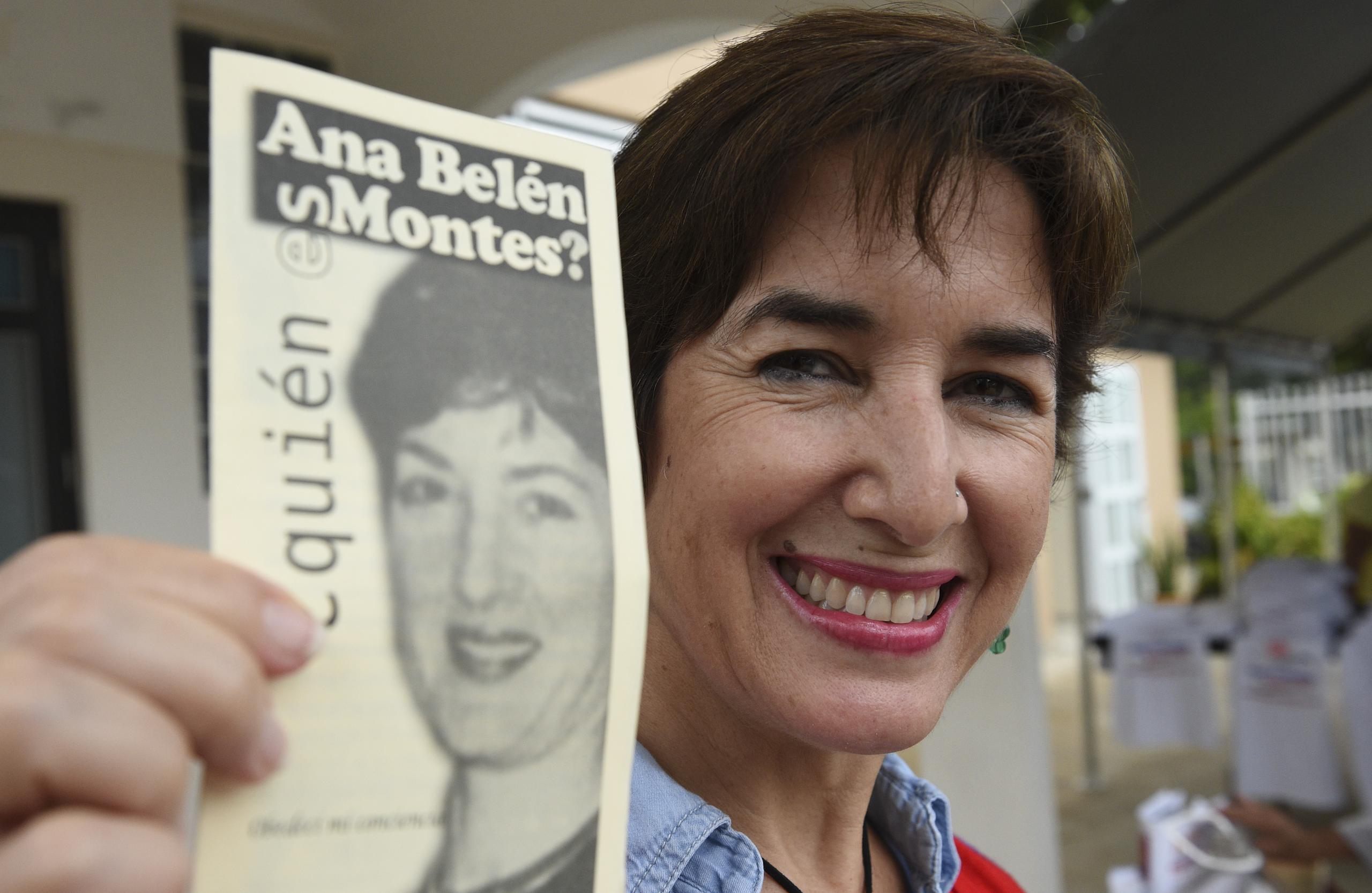Ana Belén Montes en una publicación en apoyo a su excarcelación sujetada por su prima, Miriam Montes.