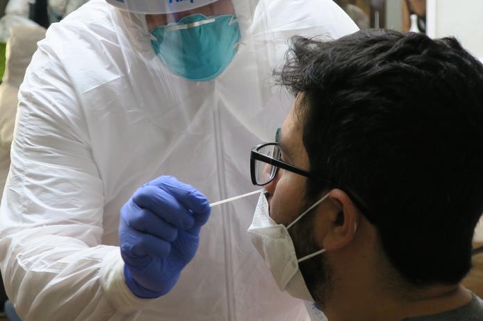 El estudio descubrió “de manera inesperada” que las pruebas clásicas nasofaríngeas PCR entre los pacientes sin olfato pueden fallar en la detección del virus, porque el patógeno puede “persistir al fondo de las cavidades nasales”.