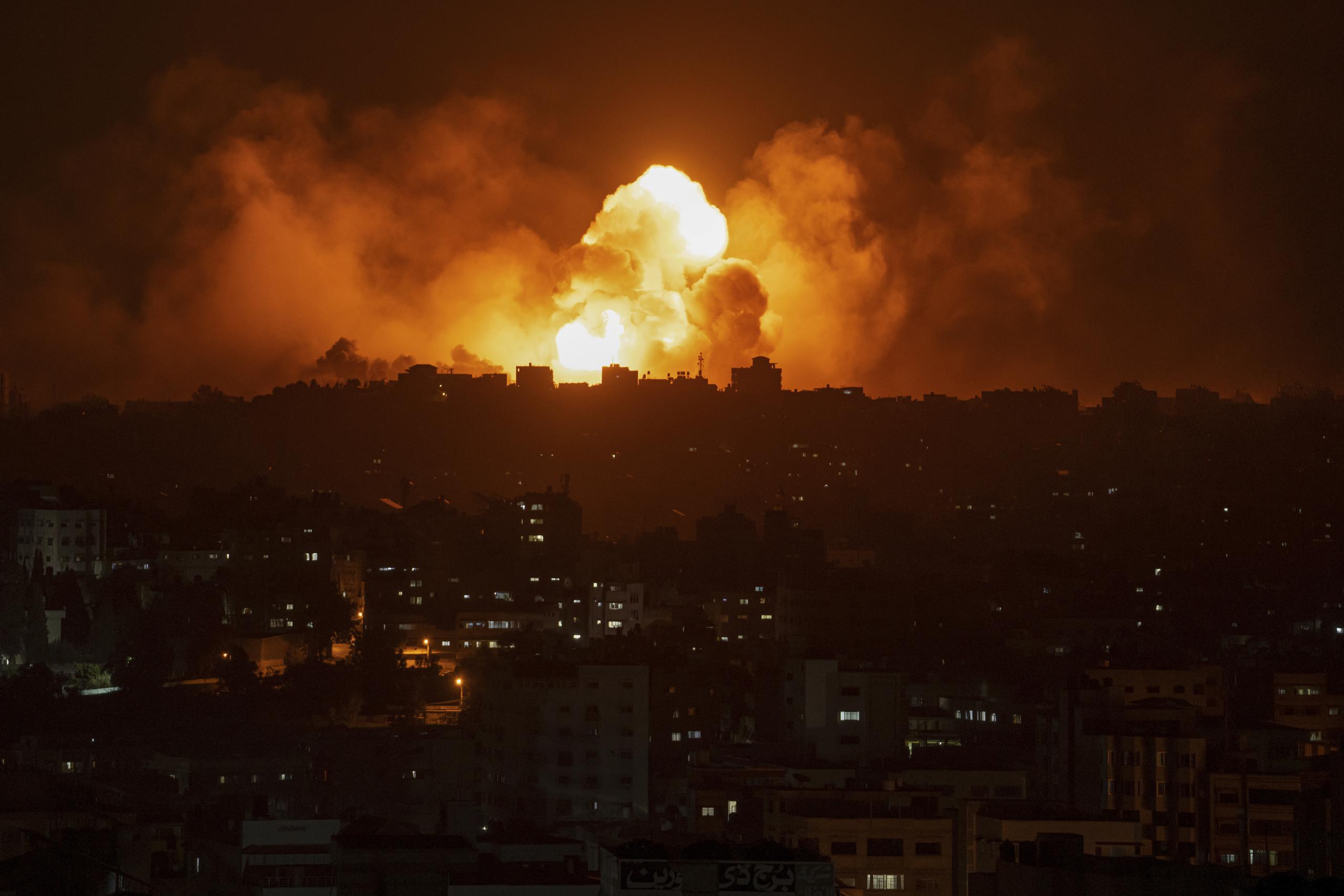 Fuego y humo se alzan tras un ataque aéreo israelí en Ciudad de Gaza, el domingo 8 de octubre de 2023. Los milicianos de Hamas, que controlan la Franja de Gaza, hicieron un ataque sin precedentes desde varios frentes al amanecer del sábado en el que docenas de combatientes de Hamas cruzaron la fortificada frontera y atacaron varios lugares, donde mataron a cientos de personas y tomaron rehenes. Las autoridades palestinas de salud reportaron decenas de muertes en los ataques aéreos israelíes en Gaza. (AP Foto/Fatima Shbair)