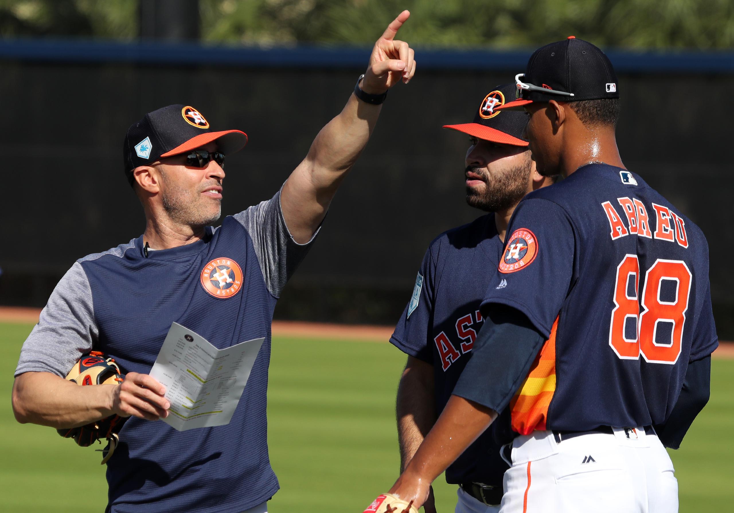 Josué Espada, a la izquierda, ha sido coach de la banca de los Astros de Houston desde el 2018.