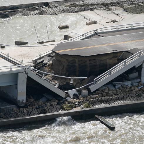 Huracán Ian destruye única vía que conectaba a isla Sanibel en Florida