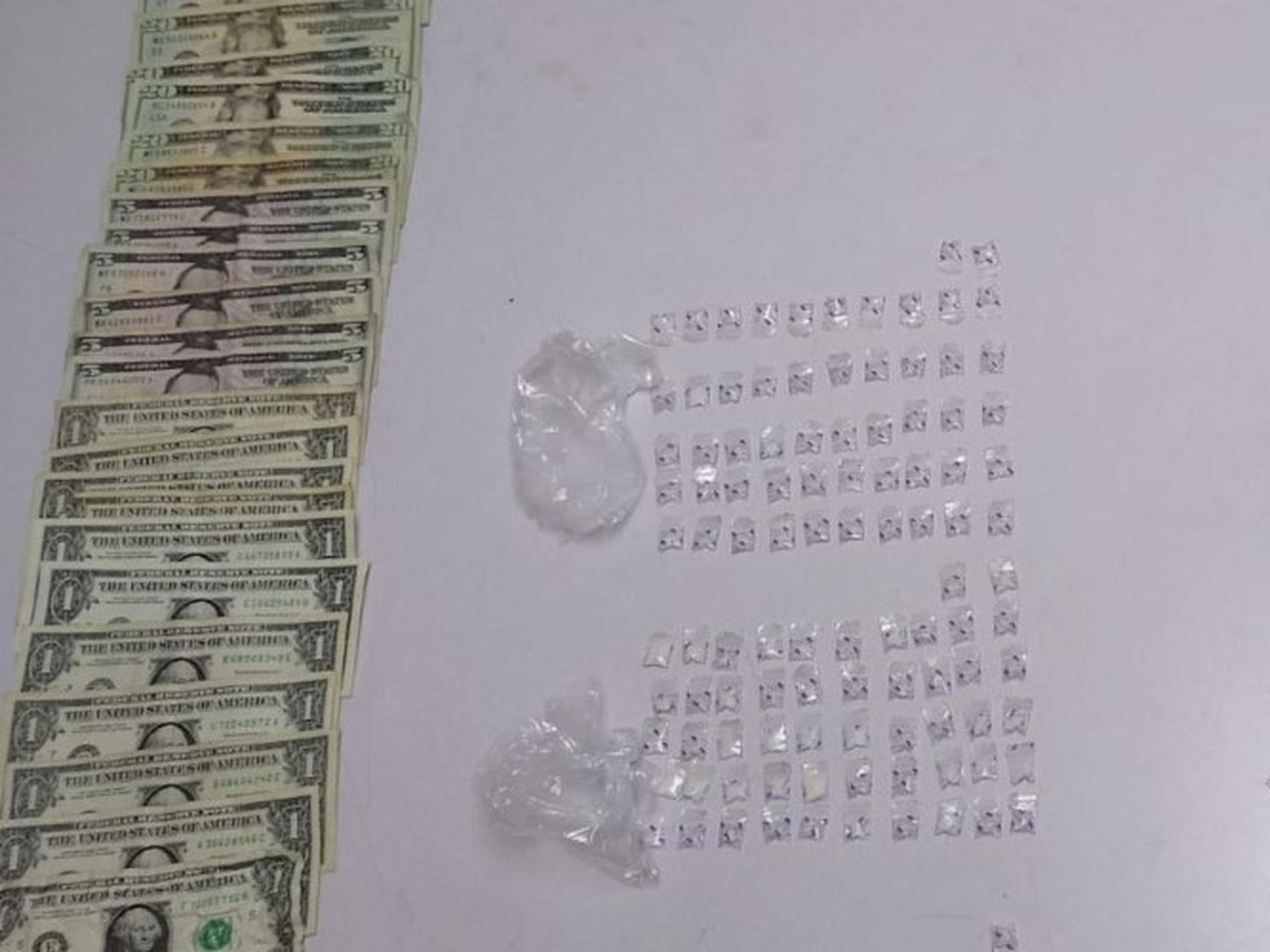 Los agentes ocuparon 205 bolsitas con "carack" y dinero en efectivo a dos hermanos que fueron sorprendidos en medio de una supuesta transacción para la venta de "crack" a una mujer.