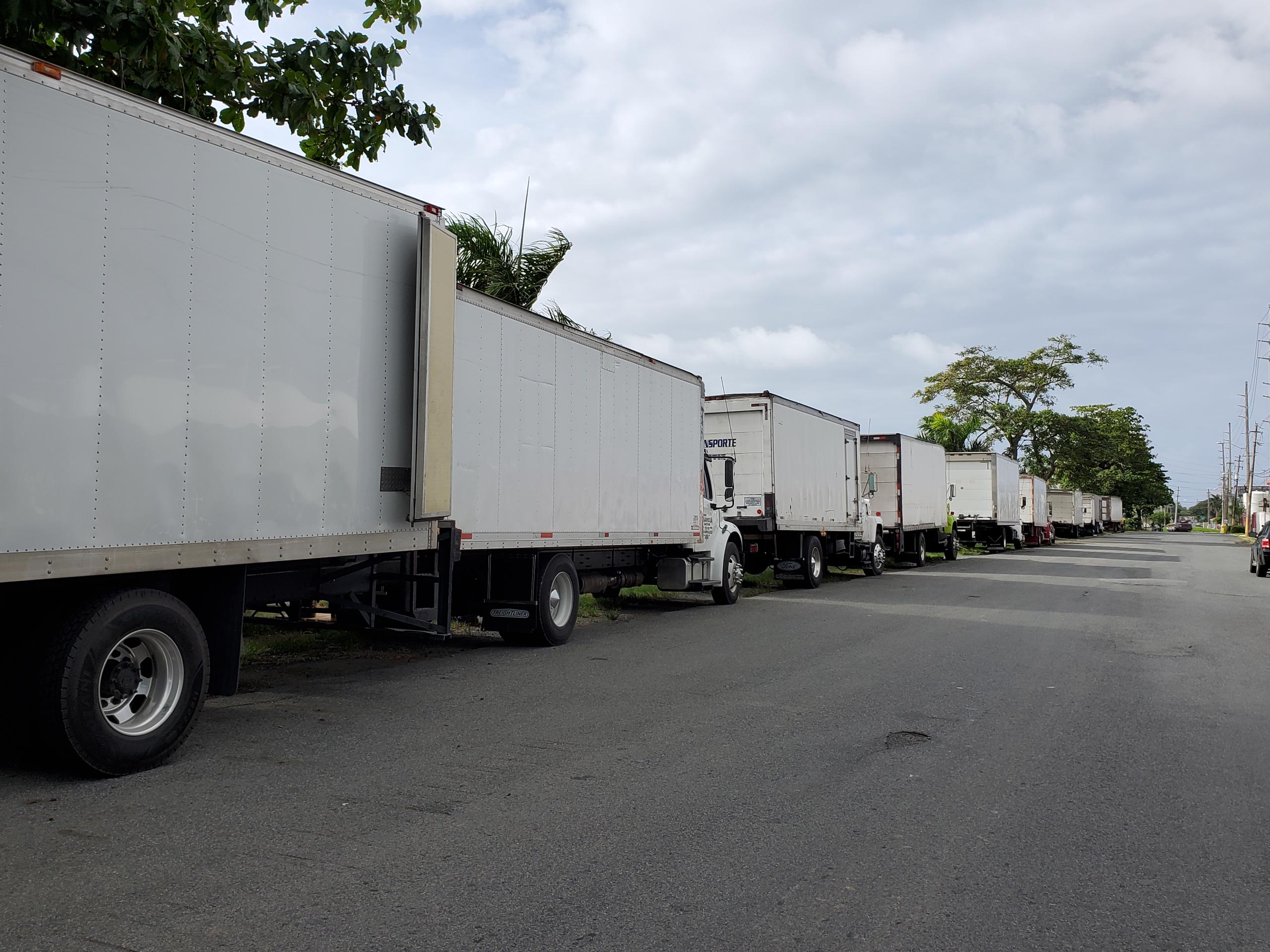 Camiones de la organización Camioneros Unidos, se mantienen parados en la marginal de la autopista PR-5, al tiempo que sus conductores reclaman paguen las tarifas establecidas por ley.
