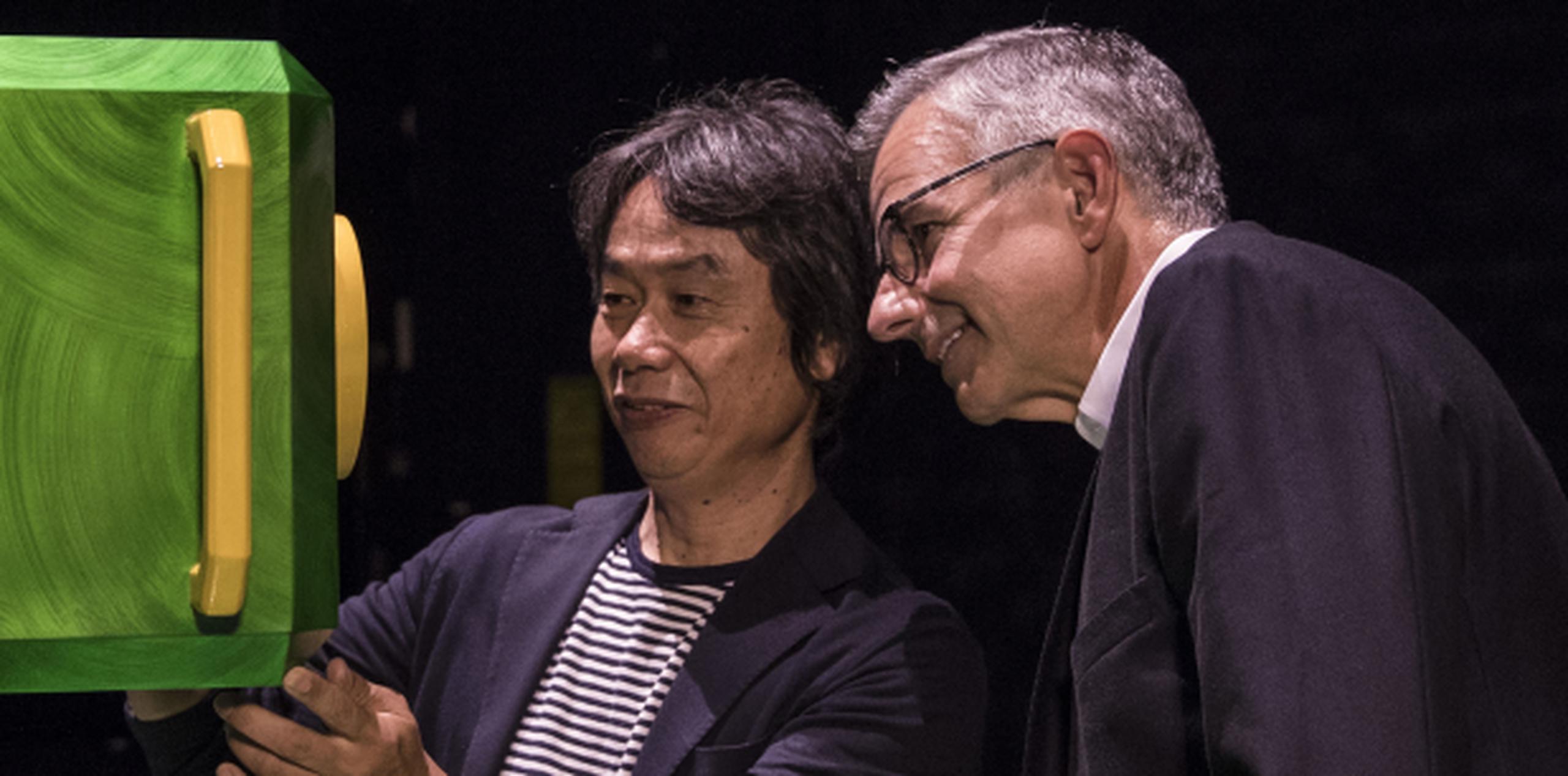 Shigeru Miyamoto, director jefe del Departamento Creativo de Nintendo, muestra a Mark Woodbury, presidente de Universal Creative, algunas de las nuevas atracciones que podrán visitar. (Agencia EFE)