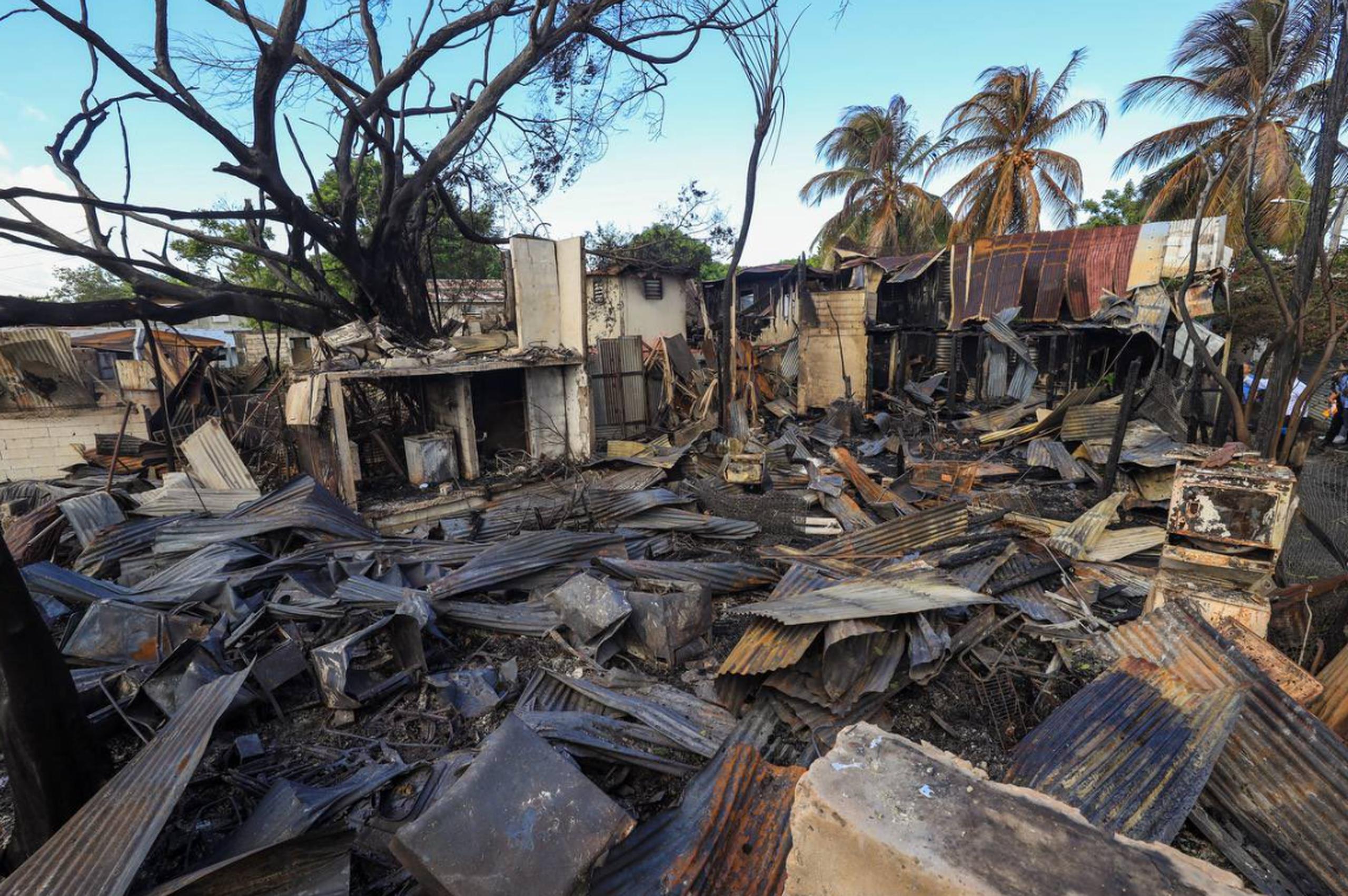 Las 15 viviendas quedaron echas escombro tras el fuego desatado ayer en La Colectora.
