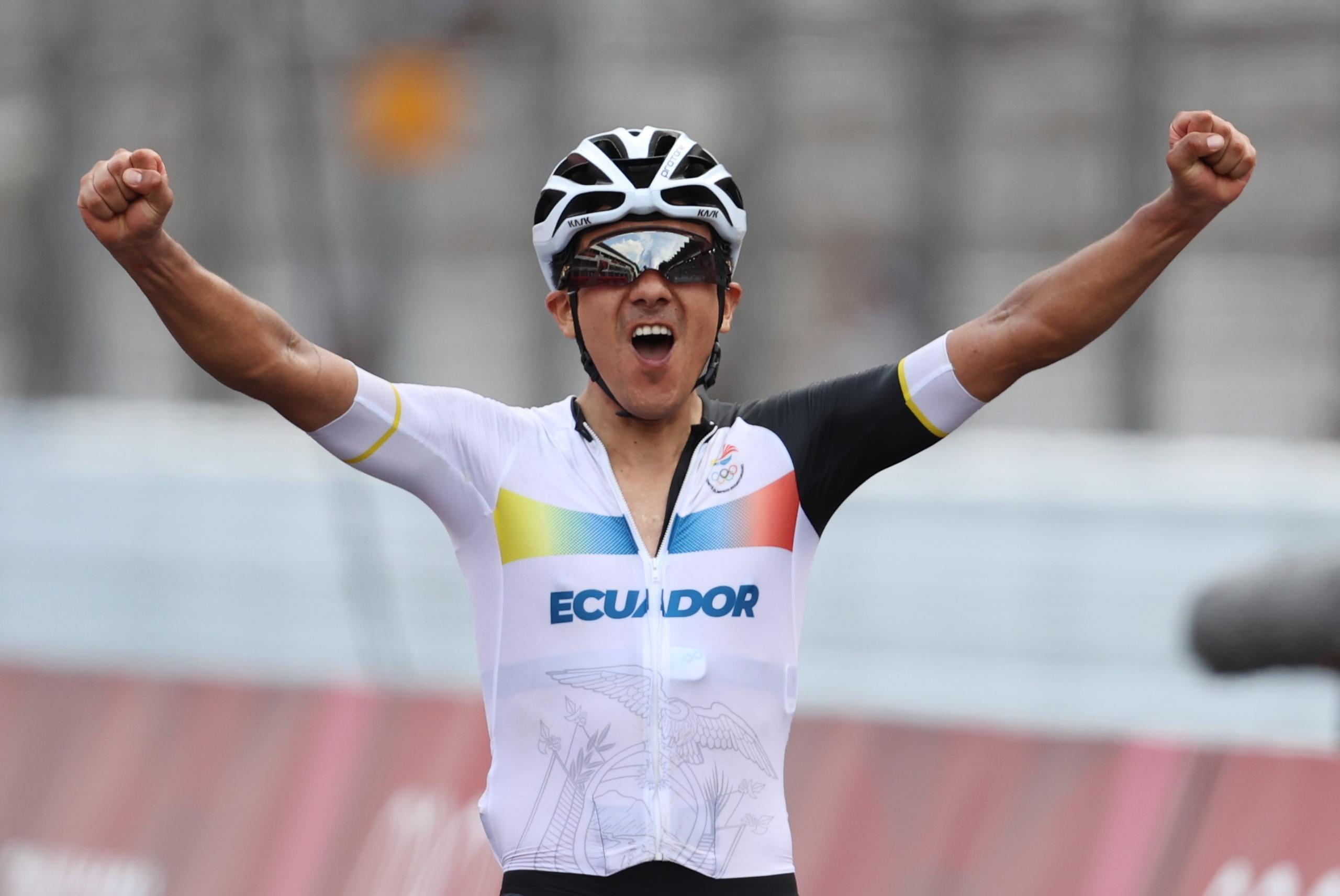 El ecuatoriano Richard Carapaz celebra su victoria en la prueba de ciclismo de ruta en los Juegos de Tokio 2020 este sábado.