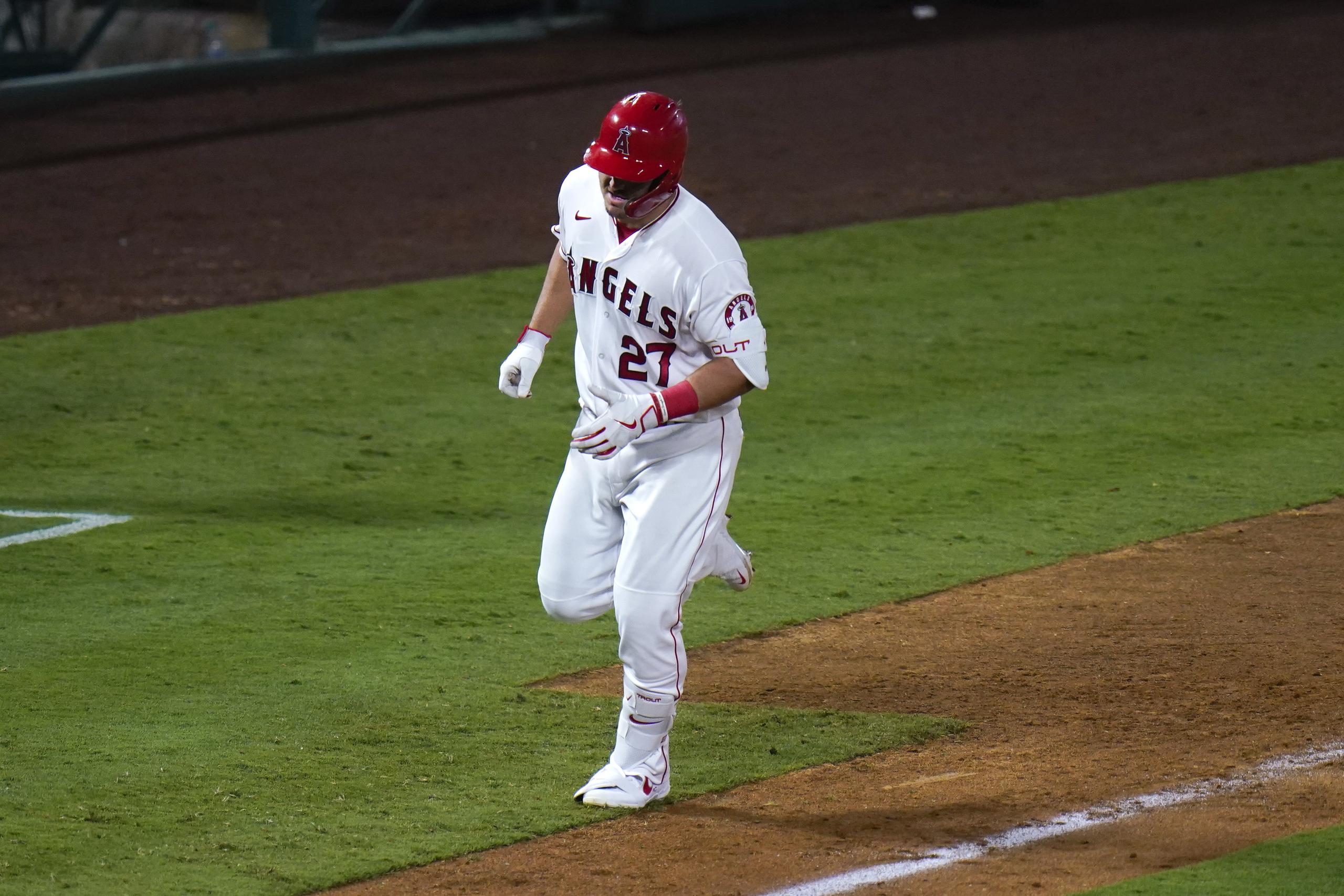 El jugador de los Angelinos de Los Ángeles Mike Trout recorre las bases tras anotar un jonrón en el octavo inning.