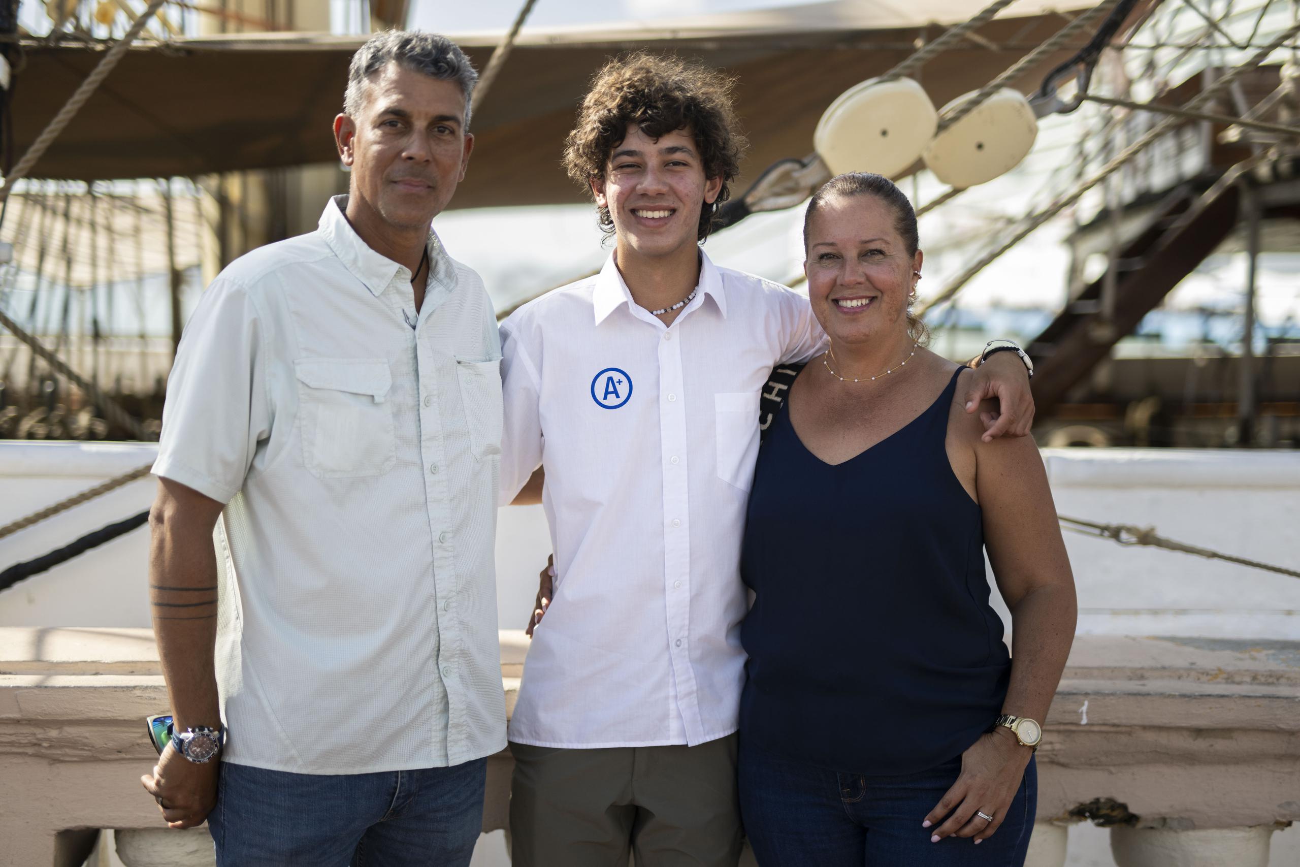 Diego, al centro, junto a sus padres Fernando Payán y Lenitzia Maldonado. 