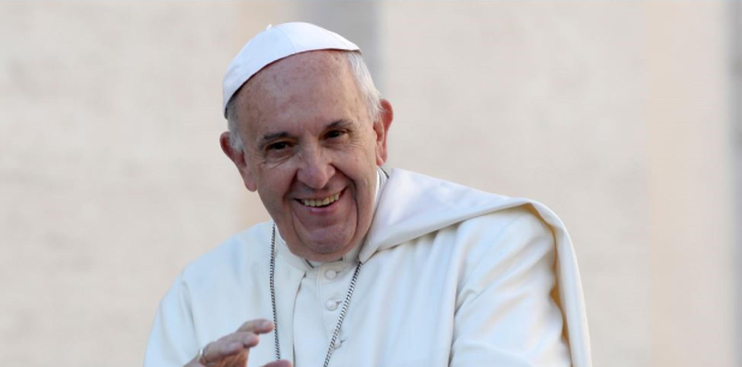 Cupich publicó en Twitter una foto en la que Francisco sostiene la gorra y la pelota, acompañada por un mensaje que dice: "¡La noticia de que los Cachorros ganaron llegó al Vaticano!".(AP)