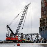 Pasa primer barco tras fatal derrumbe de puente en Baltimore