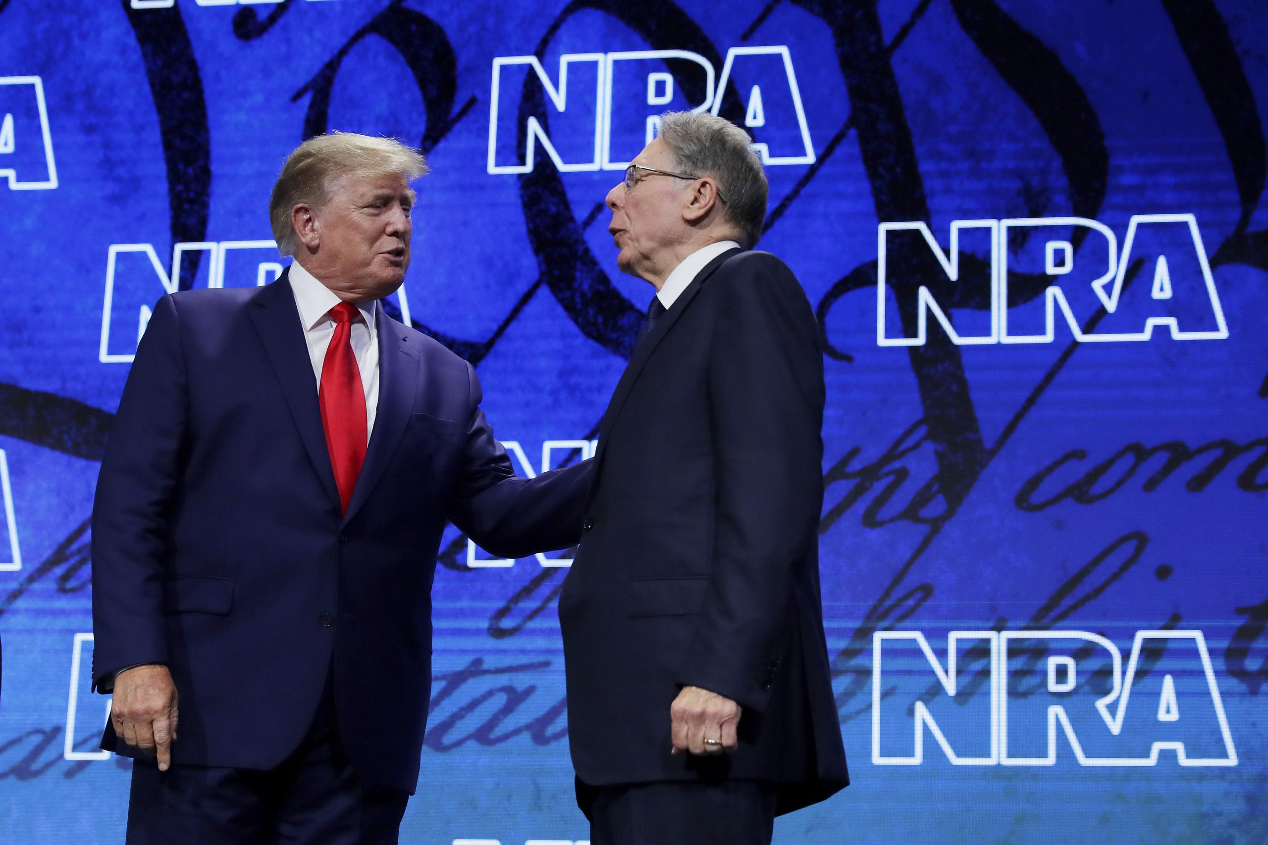El vicepresidente ejecutivo de la NRA, Wayne Lapierre (derecha) junto a Donald Trump antes de que el expresidente hablara durante la reunión anual de la Asociación Nacional del Rifle, que comenzó el viernes 27 de mayo de 2022 en Houston, Texas.