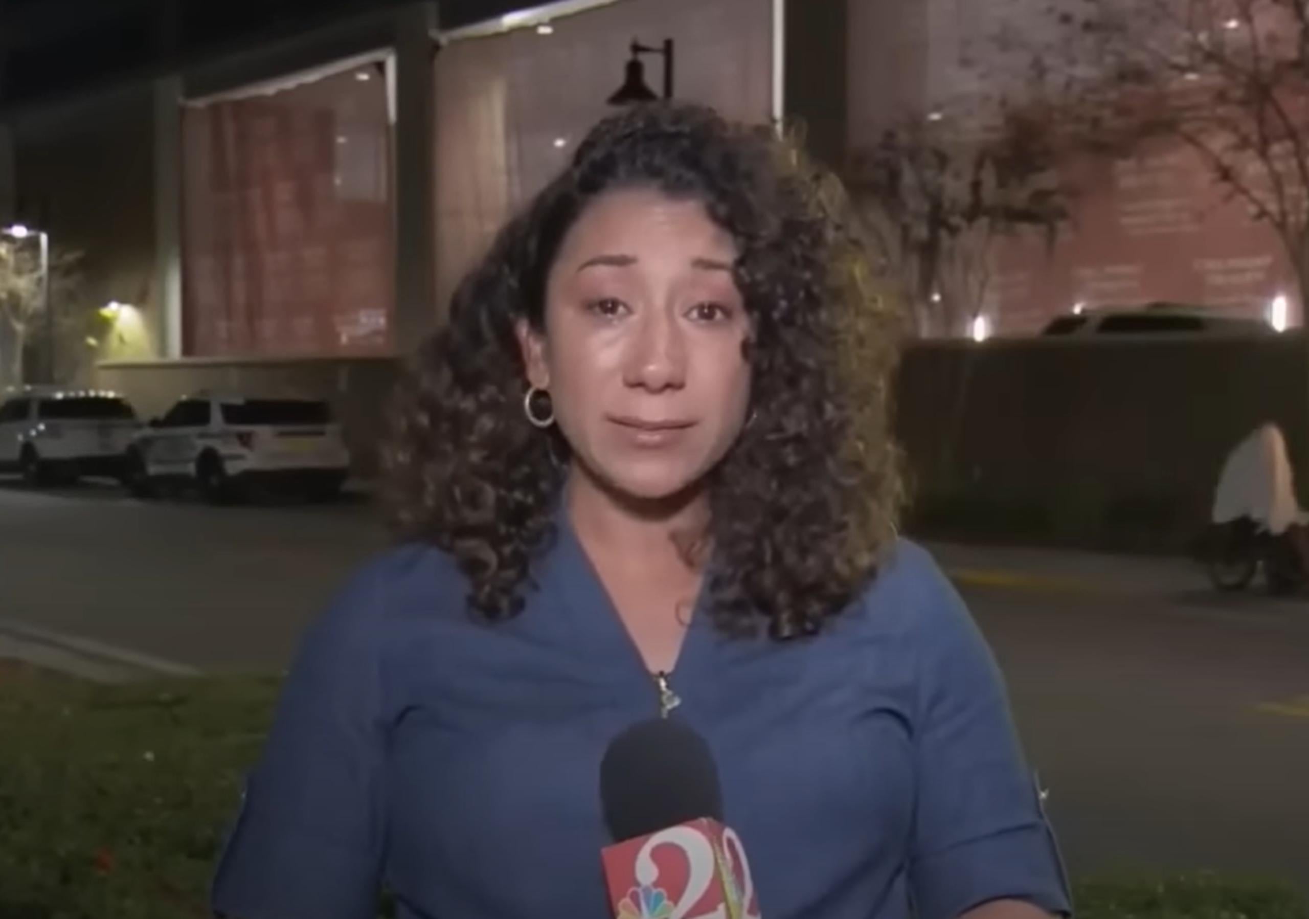La reportera Luana Muñoz se quebrantó en llanto durante la cobertura desde el Orlando Health Orlando Regional Medical Center, sobre la muerte a tiros del periodista Dylan Lyons.