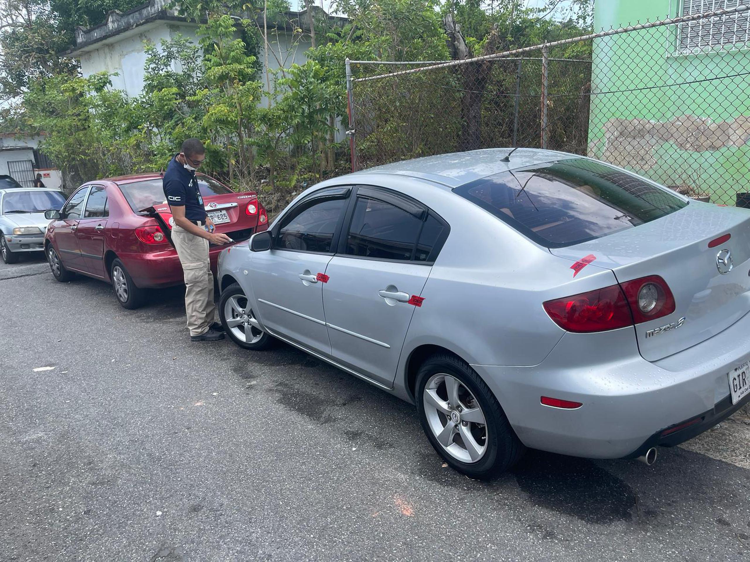 Varios vehículos hurtados que fueron recuperados durante una intervención en Trujillo Alto.