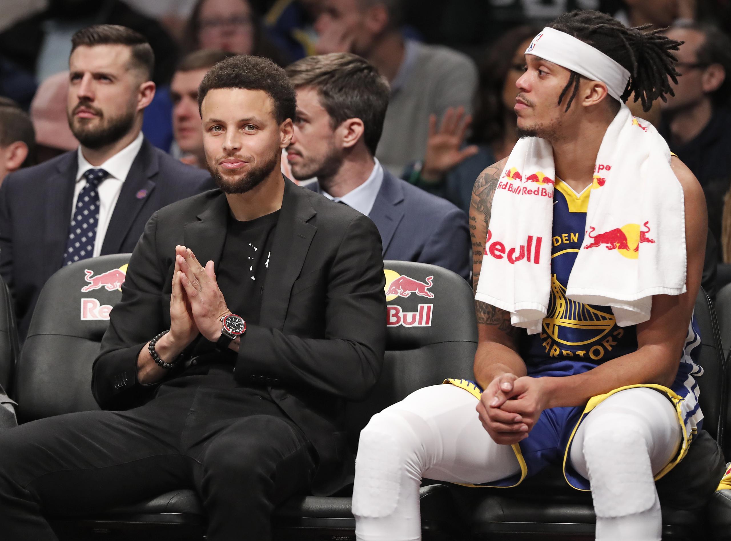 El lesionado Stephen Curry, de los Warriors de Golden State, ha estado la mayor parte de la temporada sentado en ropa de civil en la banca del equipo.