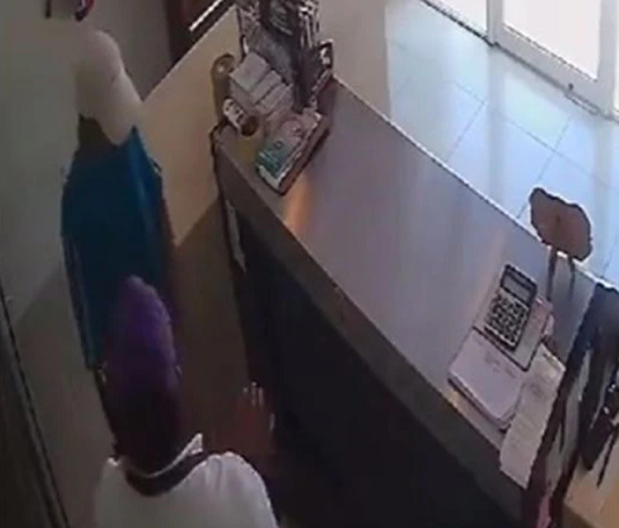 El video en el que se ve a la empleada encerrar al ladrón en el negocio,se tornaron virales en las redes.
