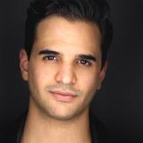 Actor puertorriqueño aguarda su debut en “Take Me Out” tras el cierre en Broadway  