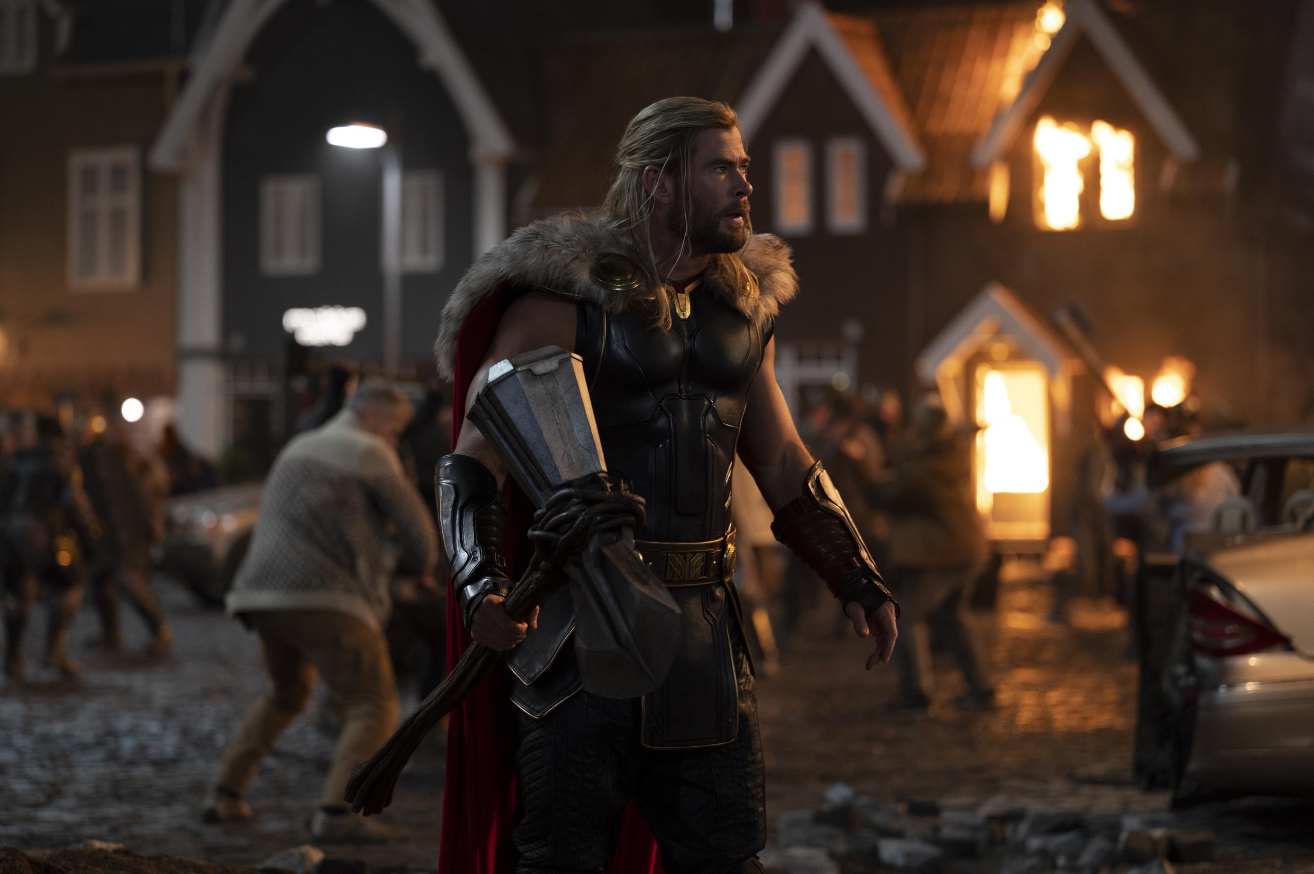 En esta imagen proporcionada por Marvel Studios, Chris Hemsworth en una escena de "Thor: Love and Thunder".