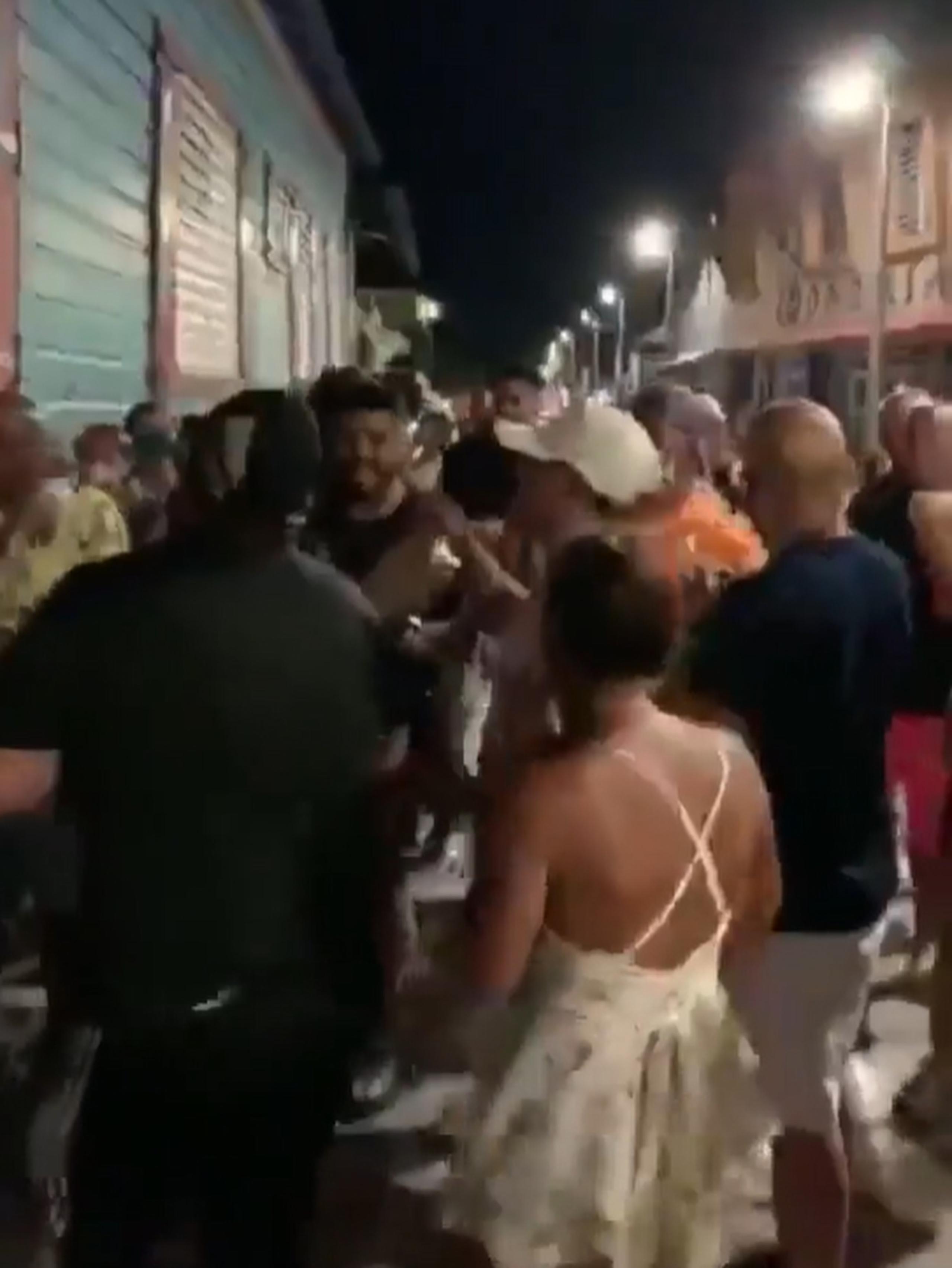 Vimos con horror vídeos de gente aglomerada en La Parguera, en las calles de Boquerón y otros lugares, sin mascarillas, abrazándose y compartiendo como si nada.