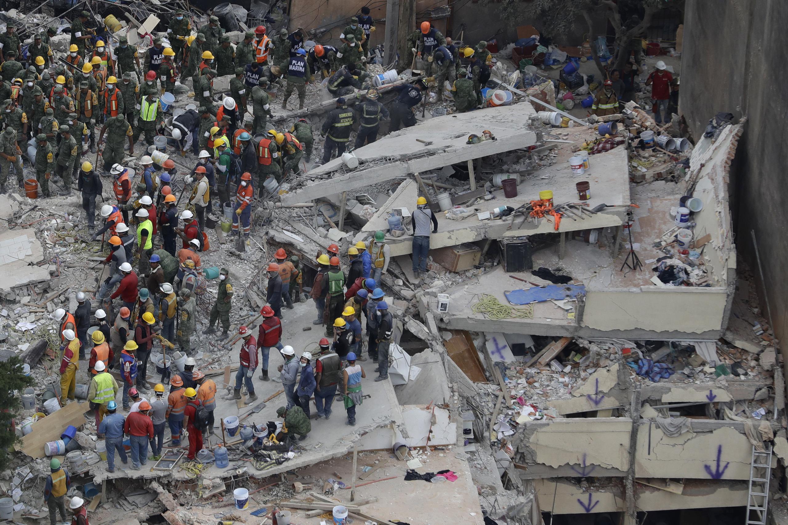 Rescatistas buscan personas atrapadas en el interior de un edificio derrumbado en el vecindario Del Valle de la ciudad de México, el miércoles 20 de septiembre. (AP /Rebecca Blackwell)
