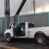 Conductor de camioneta choca con un poste en Cataño