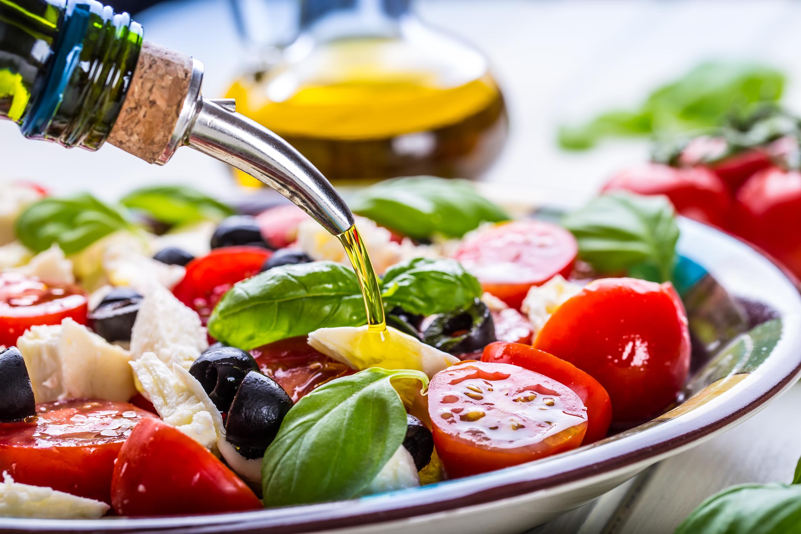 Si está tratando de mejorar tu ingesta de alimentos a través de una un plan de alimentación saludable, selecciona grasas saludables como el aceite de oliva.
