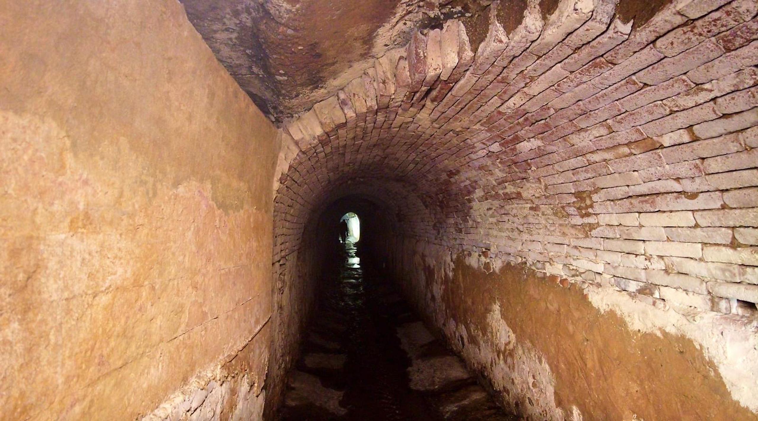 Los túneles fueron construidos en ladrillos y constan de distintas bóvedas, de varios tamaños, que recorren toda la ciudad.
