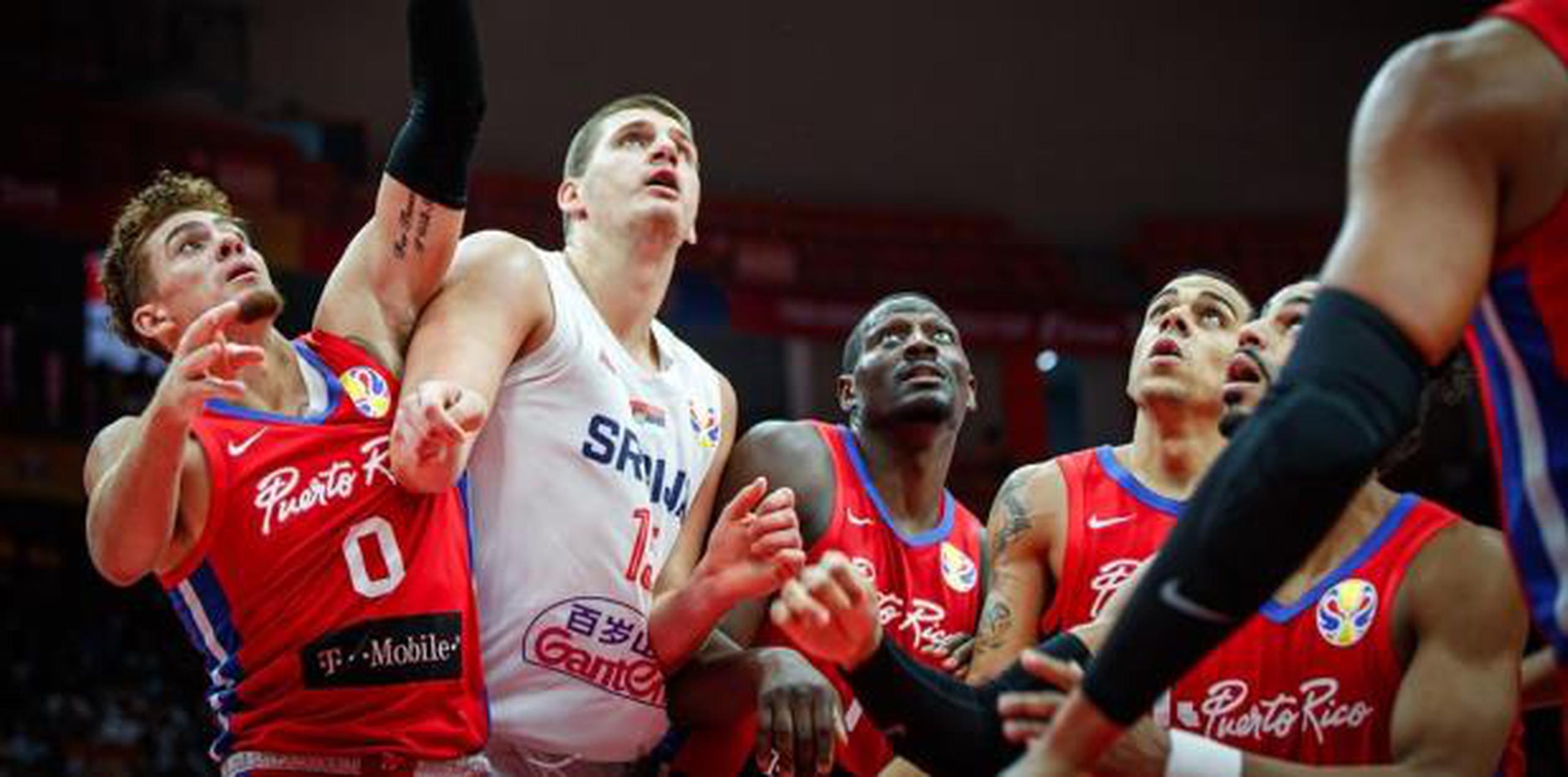 La superioridad de personal de los europeos dio al traste con los planes isleños de dar una sorpresa ante los serbios. (FIBA)