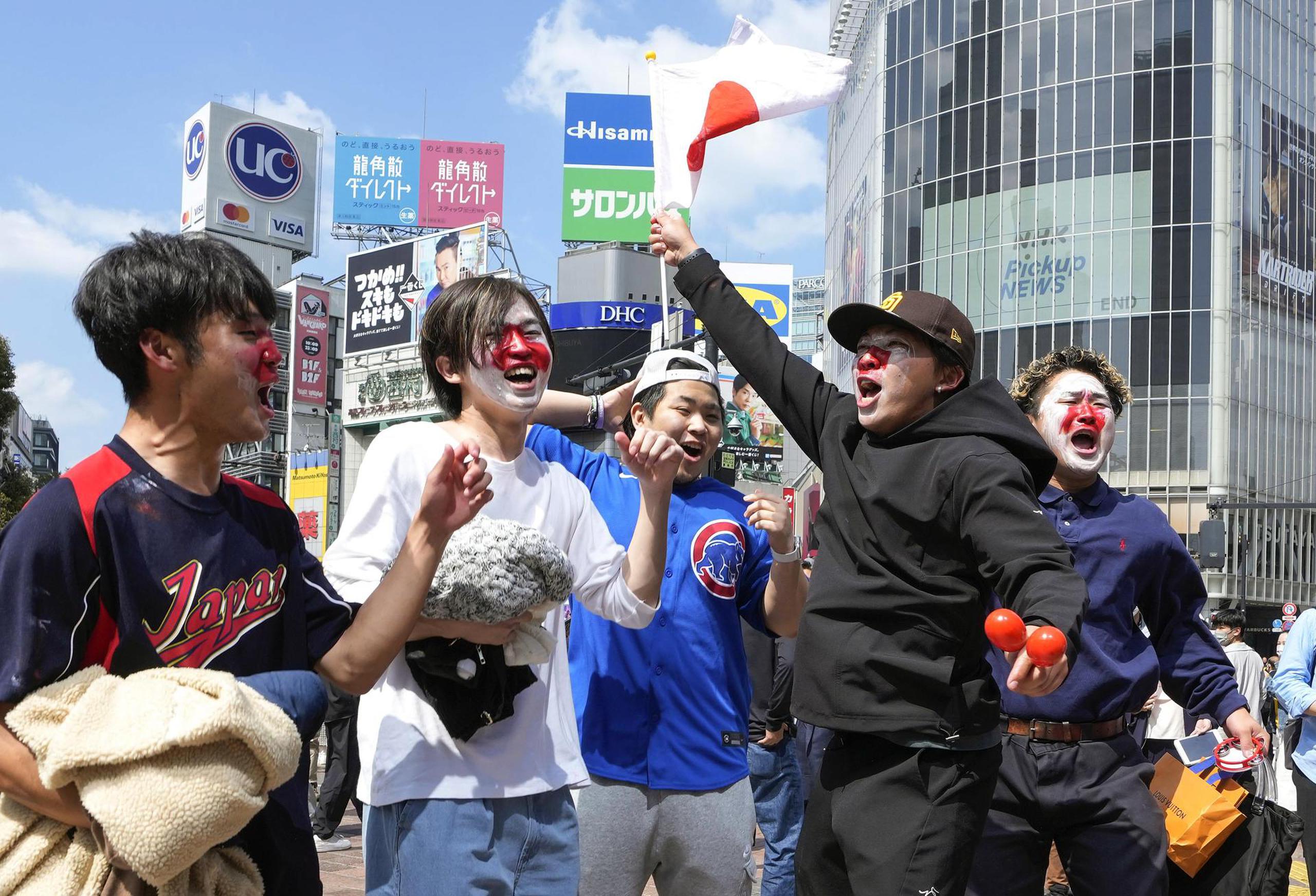 Fanáticos japoneses celebran la victoria del Clásico Mundial de Béisbol 2023 contra Estados Unidos, en Tokio el 22 de marzo de 2023.