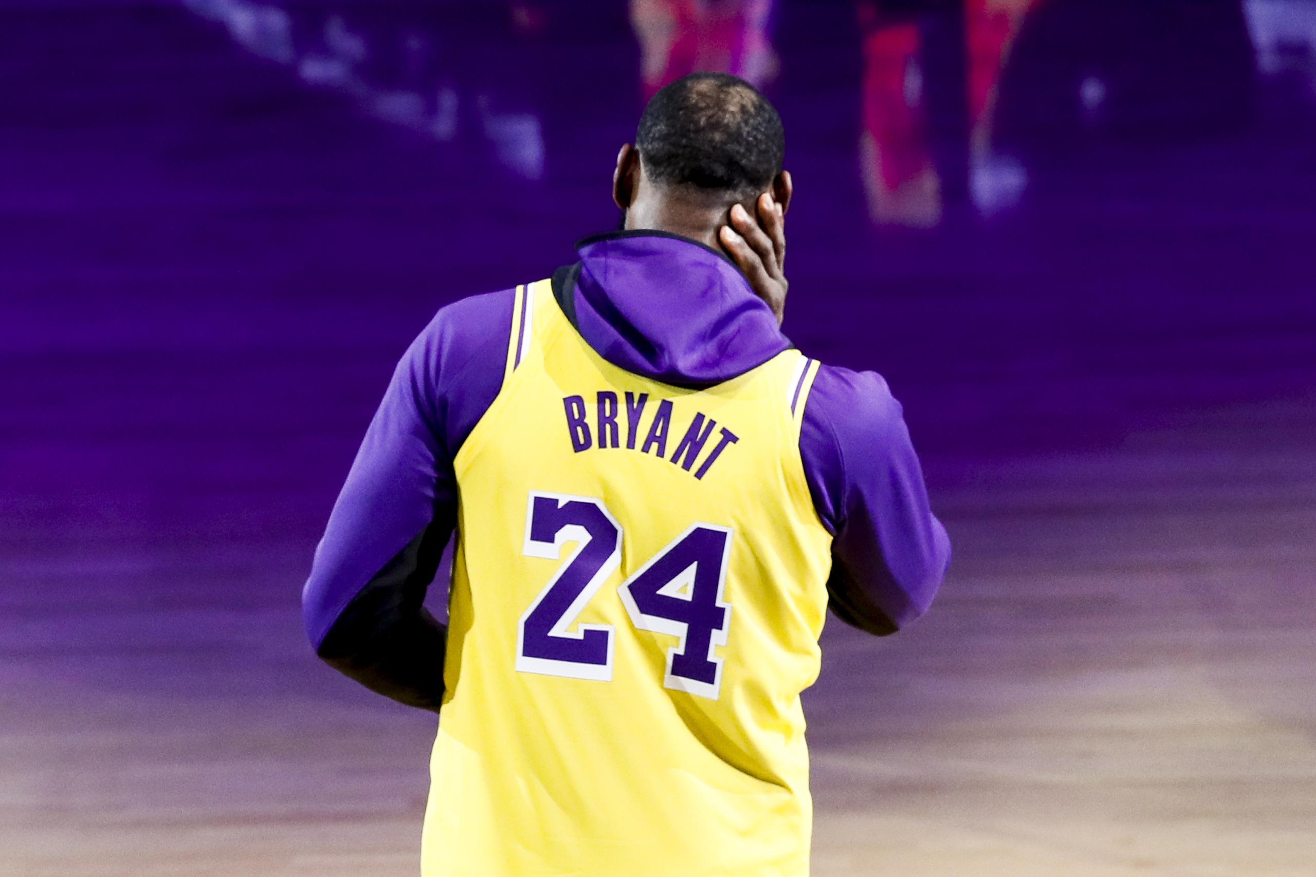 LeBron James luce la camista de Kobe Bryant durante un homenaje al fallecido jugador el año pasado.