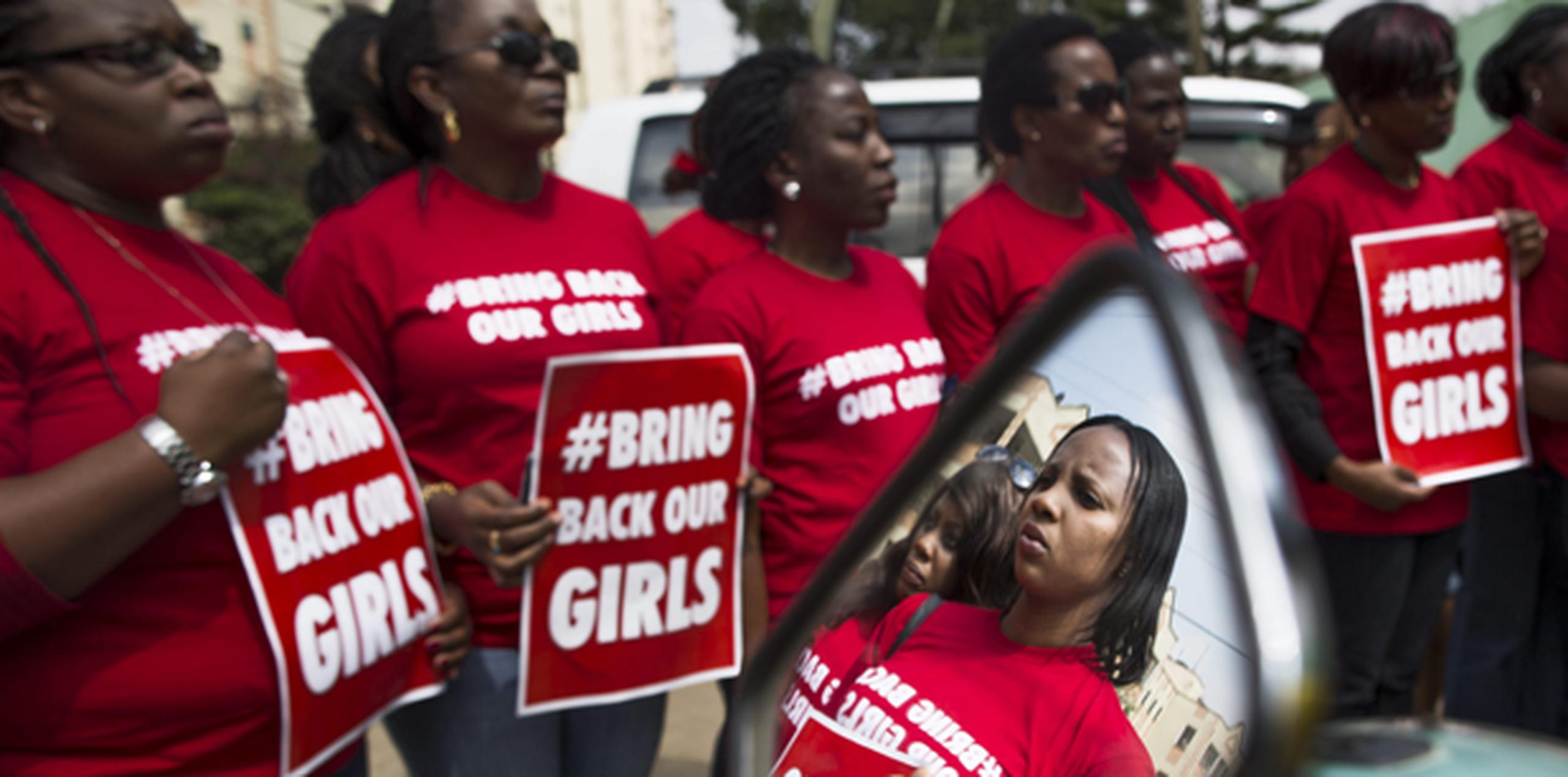 Activistas kenianas corean consignas durante una manifestación contra el secuestro de alumnas nigerianas por parte del grupo islamista Boko Haram. (EFE)