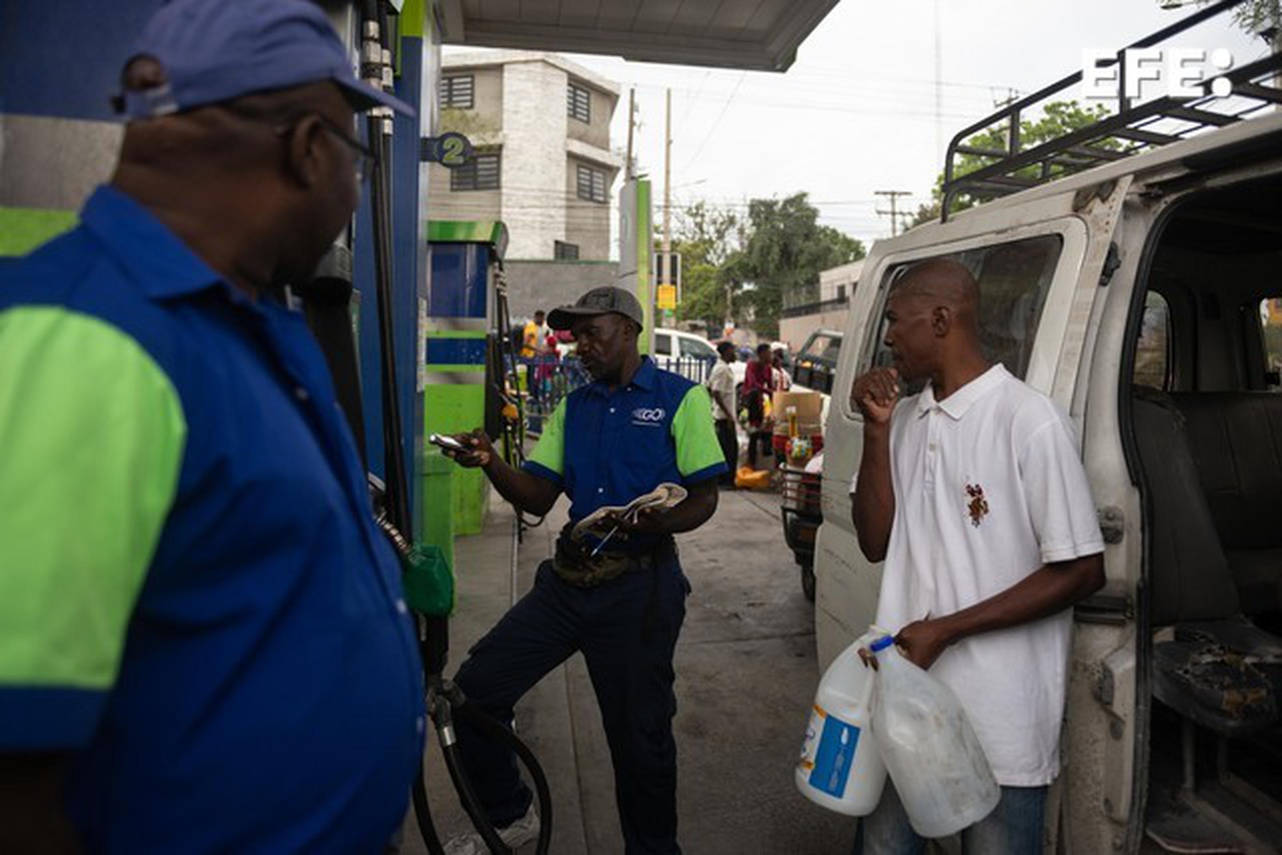 Personas luchan por conseguir un poco de combustible en las estaciones de servicio.
