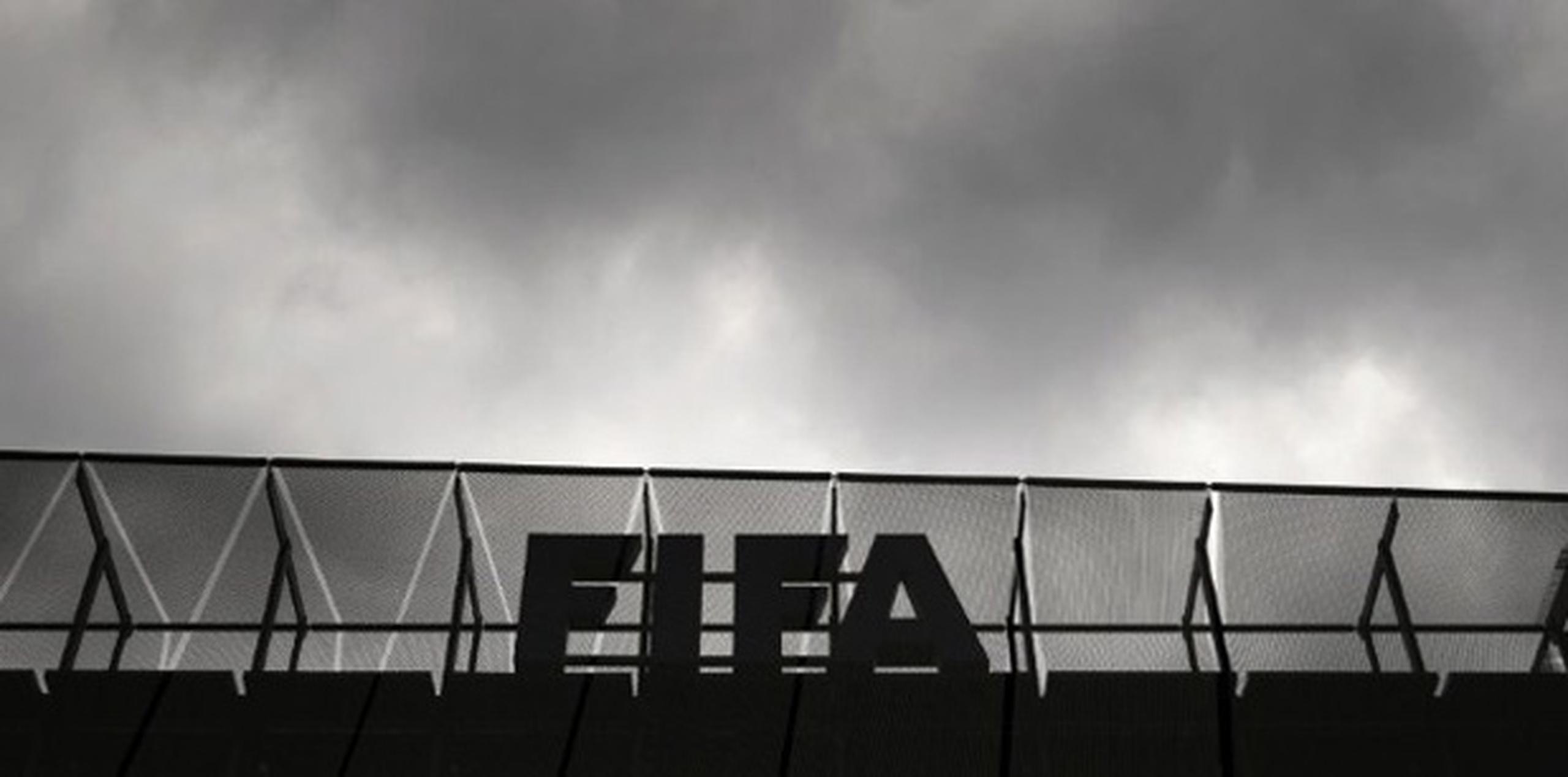 Siete ejecutivos, incluyendo a dos vicepresidentes de la FIFA, seguían detenidos el miércoles dentro de una investigación estadounidense sobre corrupción.