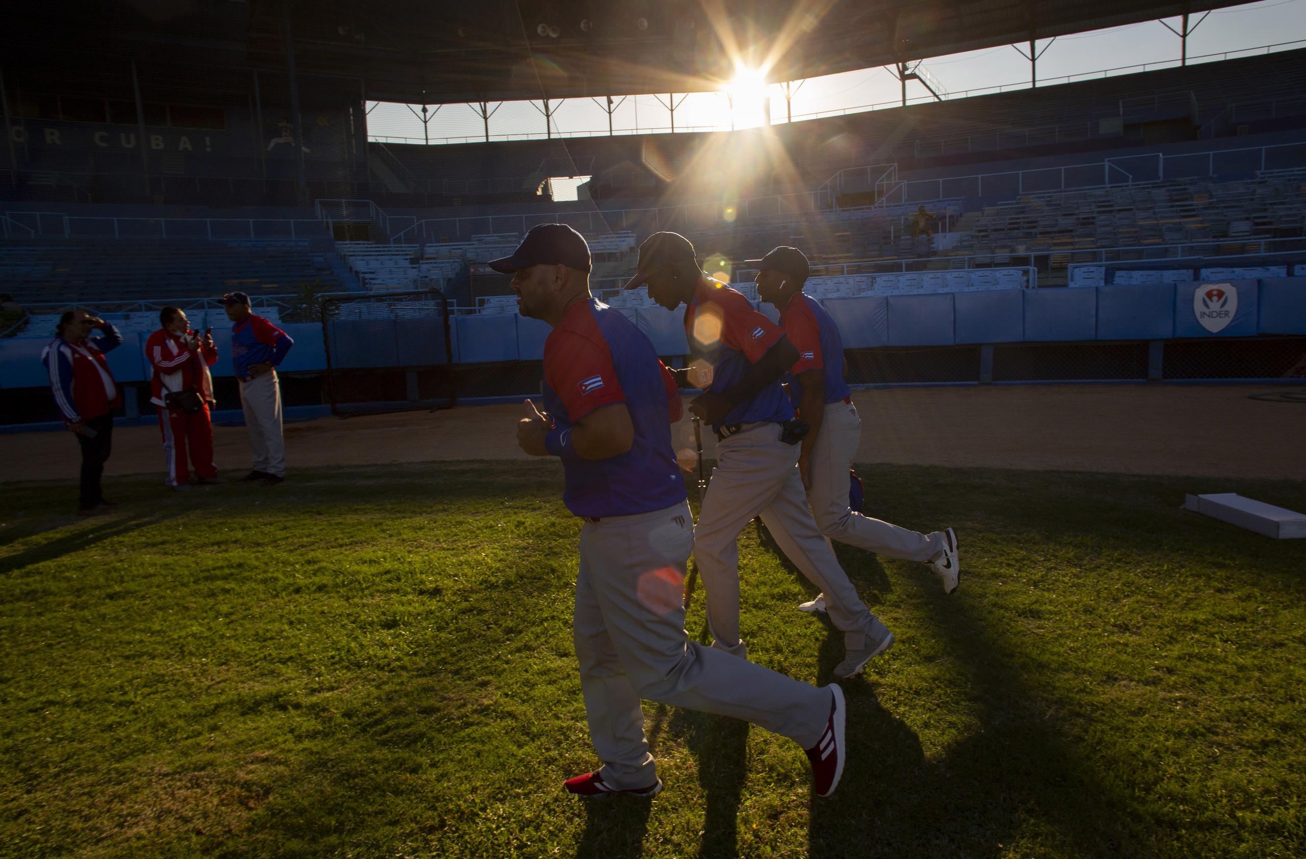 Peloteros de la selección de Cuba inician entrenamientos en el estadio Latinoamericano rumbo al Clásico Mundial de Béisbol, el lunes 16 de enero de 2023. (AP Foto/Ismael Francisco)
