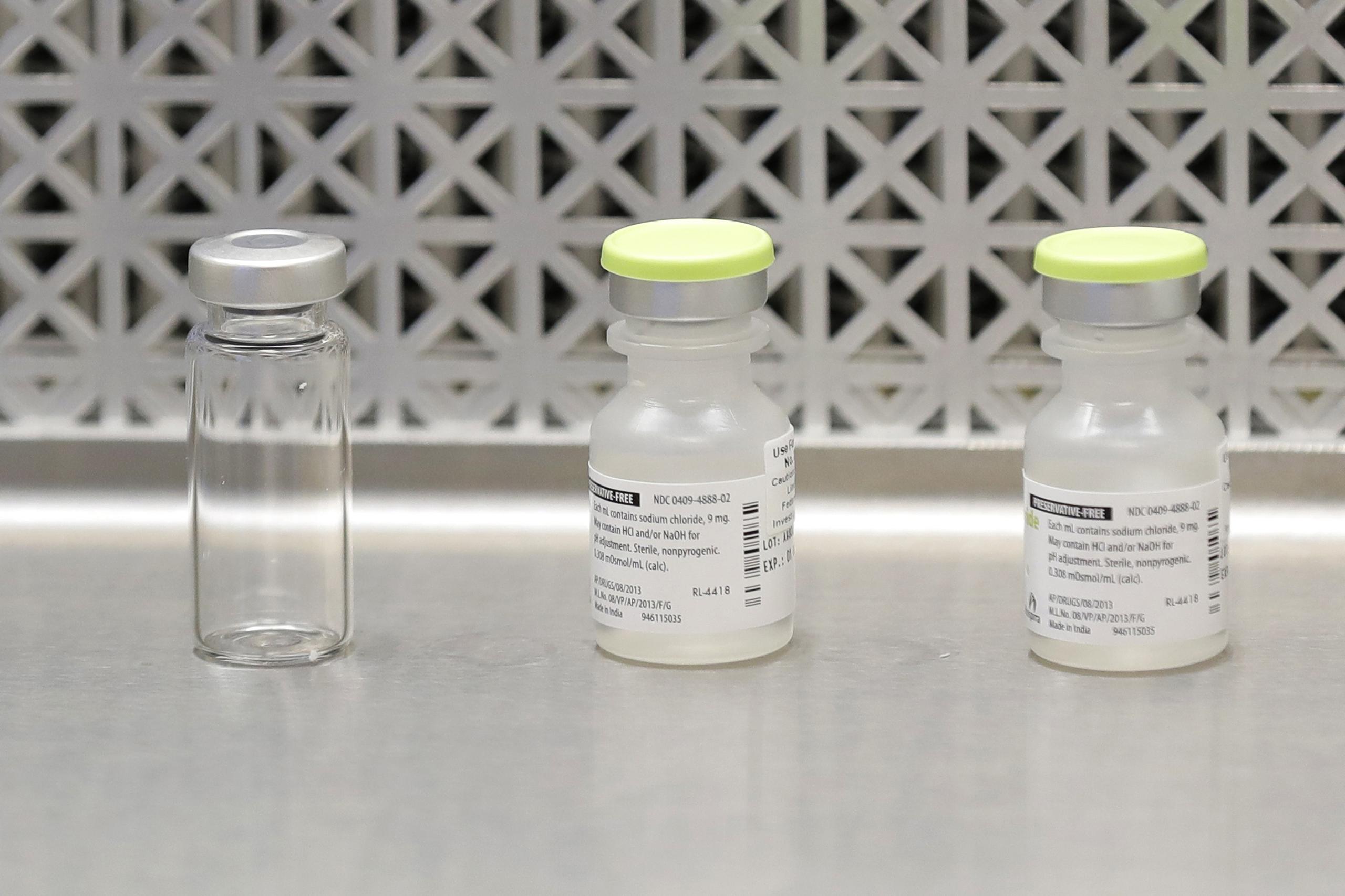Frascos empleados para una prueba clínica de una posible vacuna contra el COVID-19, en Seattle.