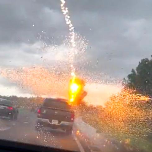 El instante en que un rayo explotó en autopista de Florida