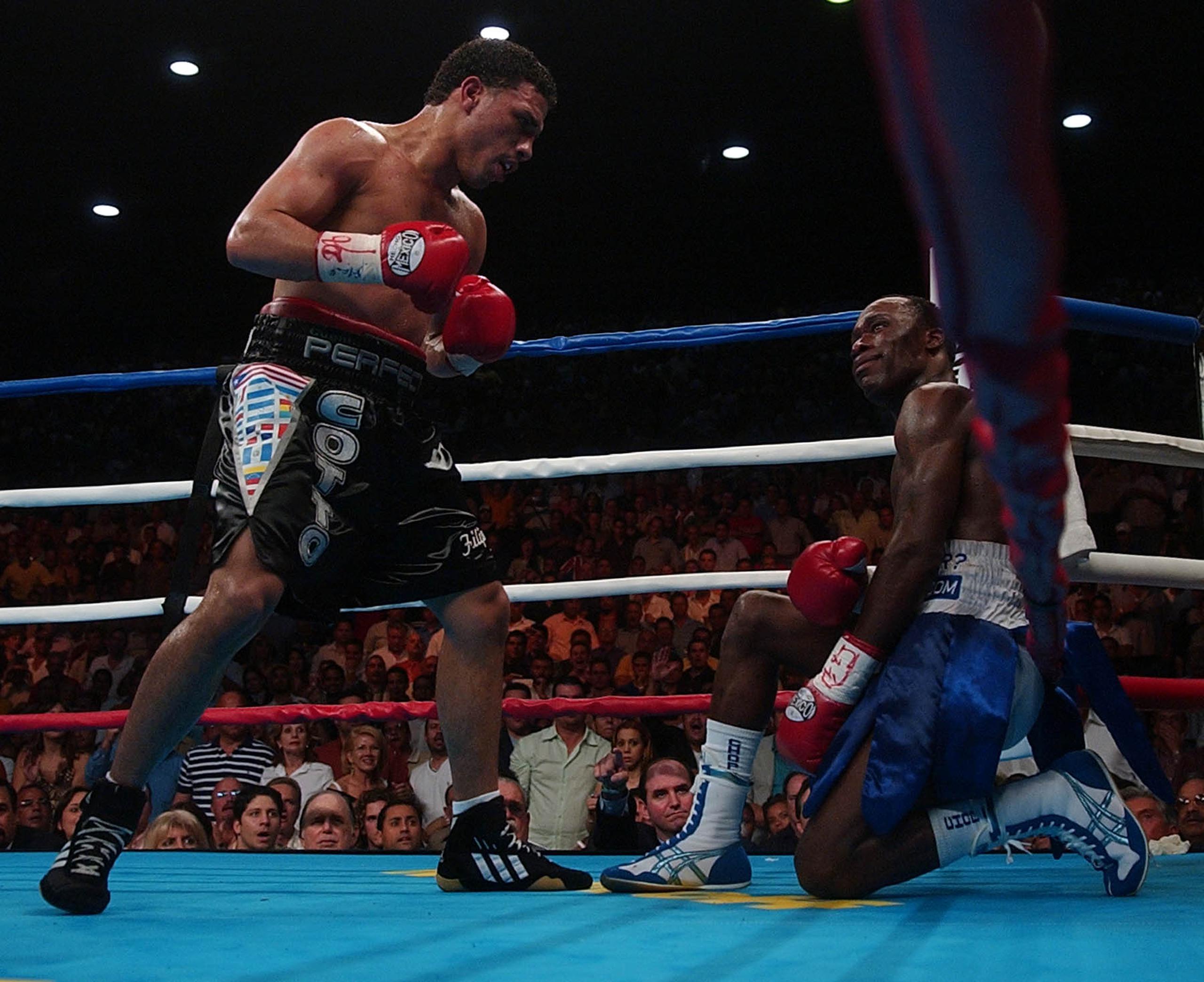 Miguel Cotto derrota a  Demarcus Corley en una pelea celebrada en Bayamón en el Coliseo Rubén Rodríguez en el 2005.
