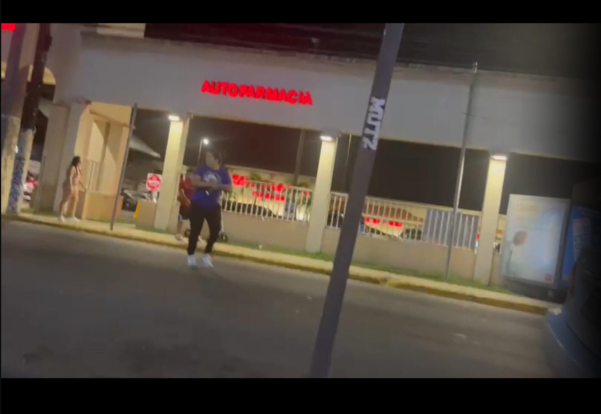 Captura de pantalla de un vídeo difundido por el Negociado de la Policía de la mujer que disparó un arma de fuego en la calle Loíza.