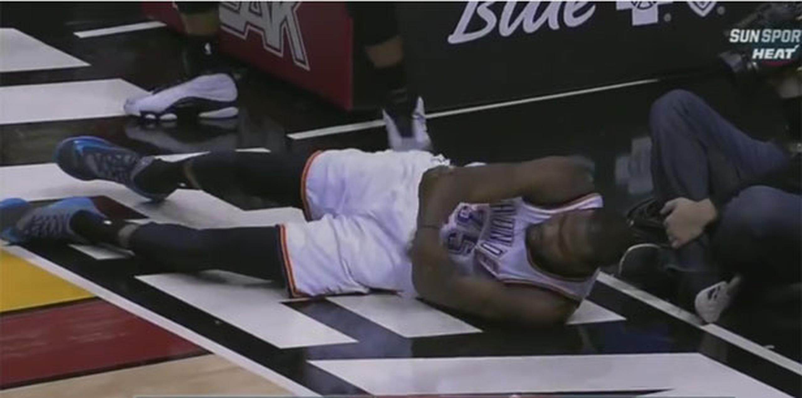 Por varios instantes, Durant se quedó acostado, agarrando el codo con la mano izquierda. (YouTube)