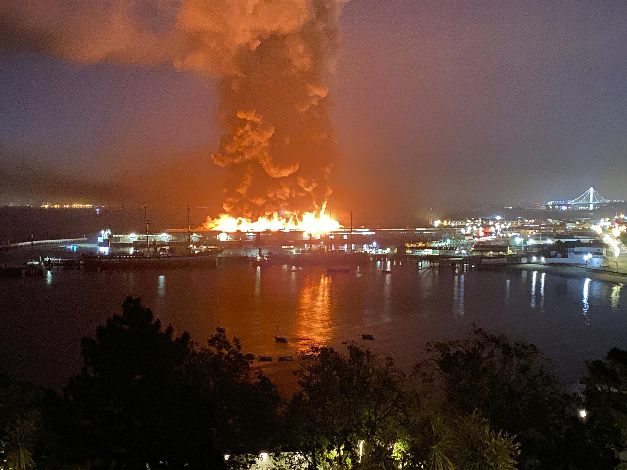 Incendio en una bodega en Fisherman's Wharf en San Francisco