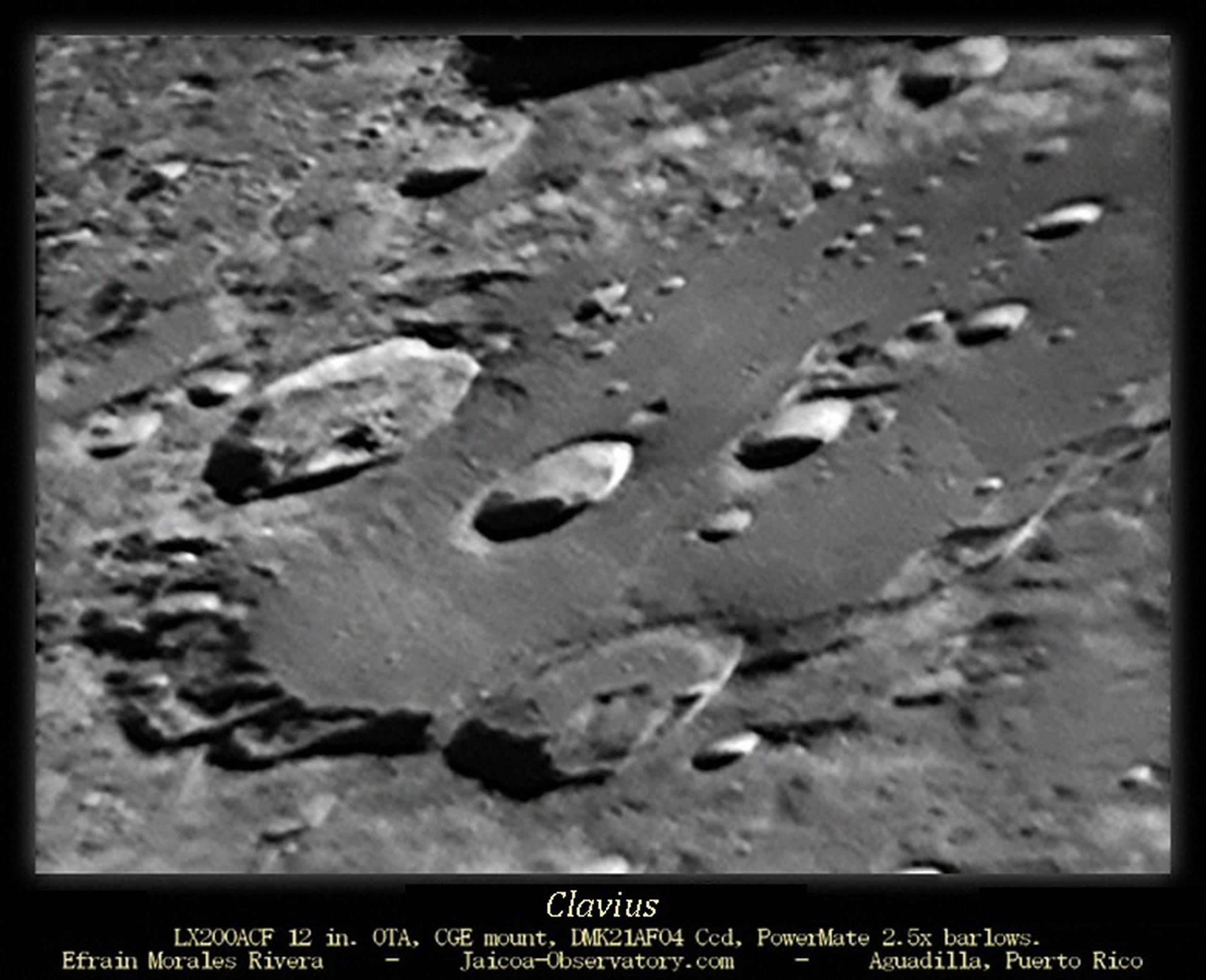 El cráter Clavius, lugar donde se detectó el agua, ha sido fotografiado desde la Isla.