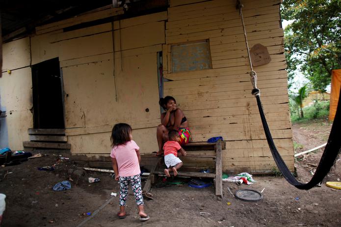 En Guna Nega, donde las casas están construidas de chapa o madera y nadie tiene mascarillas, solo unos pocos vecinos conservan su trabajo desde que el 9 de marzo se confirmó el primer caso de COVID-19 en Panamá. (EFE)