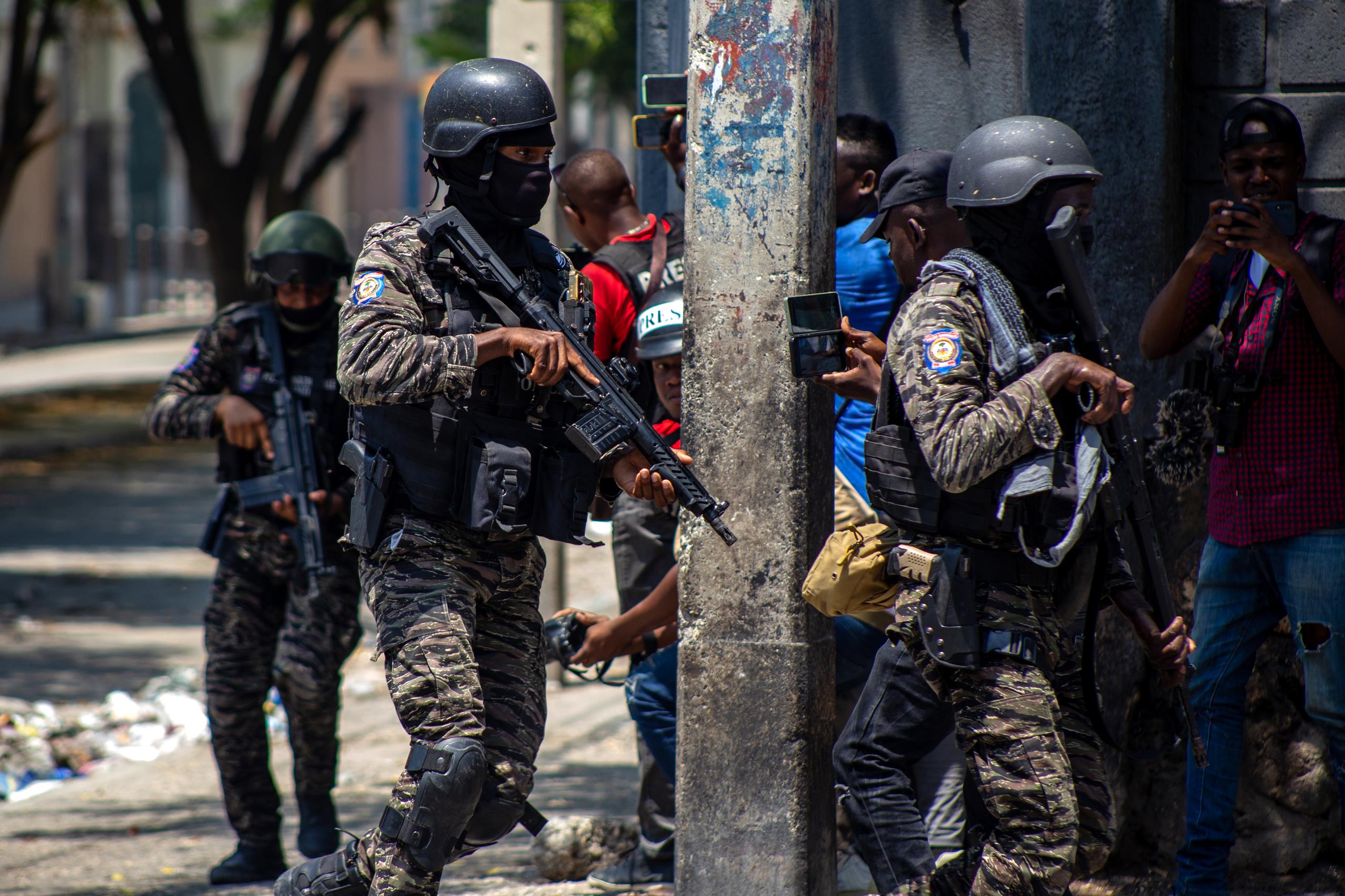 Desde hace varias semanas se producen violentos enfrentamientos entre unidades de la Policía Nacional de Haití (PHN) y bandas armadas pertenecientes a la coalición armada denominada "Vivir Juntos", decididas a hacerse con el control del Palacio Nacional.