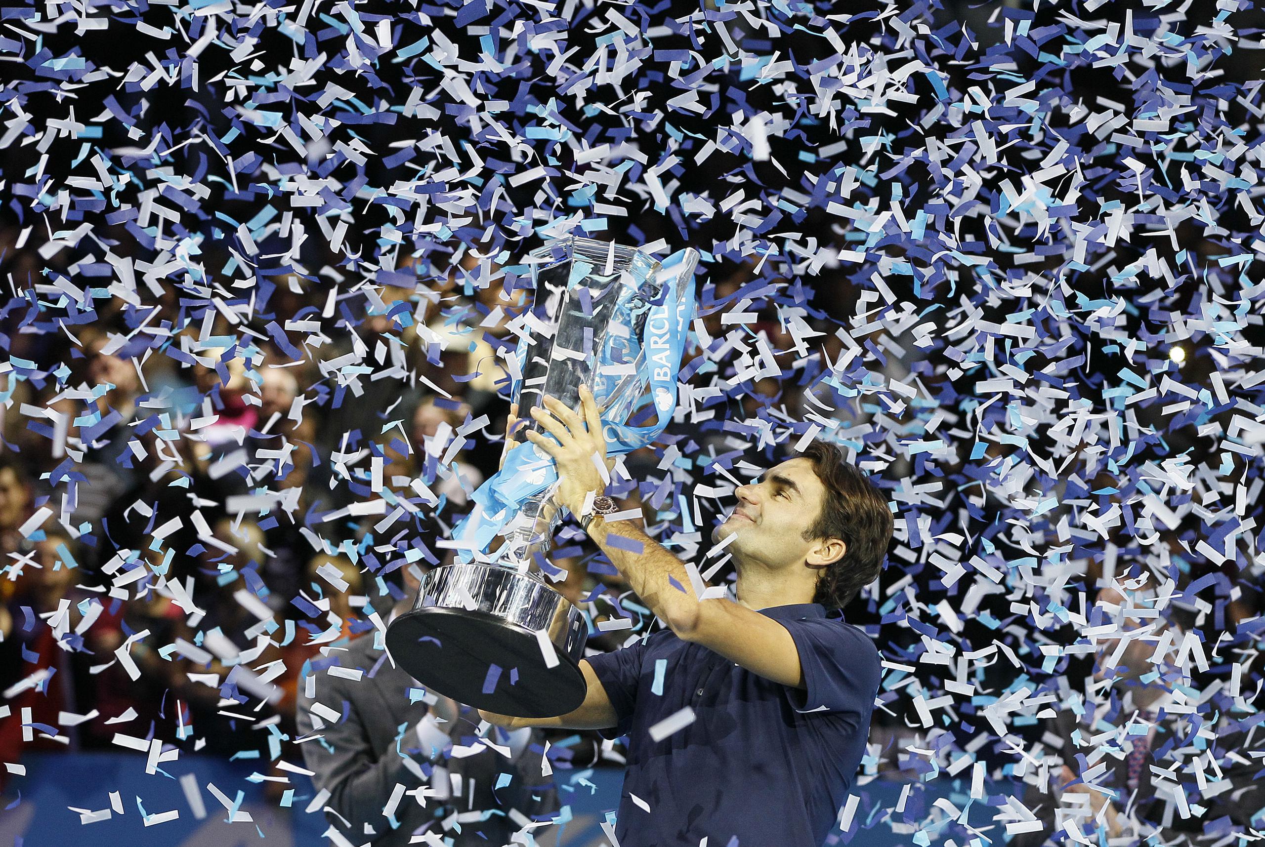 Roger Federer alza el trofeo de campeón luego de vencer al francés Jo-Wilfried Tsonga en la final de sencillos en las ATP World Tour Finals, en la Arena O2 de Londres, el domingo 27 de noviembre de 2011.