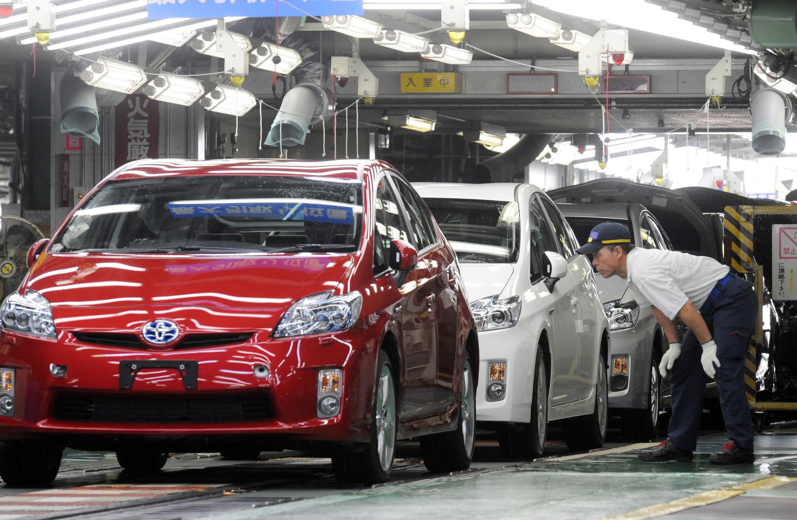 Un trabajador inspecciona autos híbridos Prius, uno de los modelos que se afectará con el cierre en Japón de las plantas de producción.
