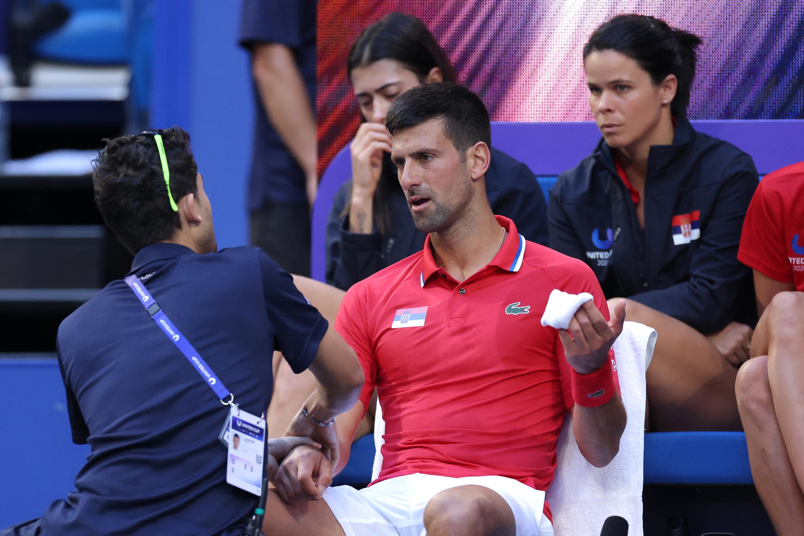 Novak Djokovic recibe atención médica en un momento de su partido contra el australiano Alex de Minaur en Perth, Australia.