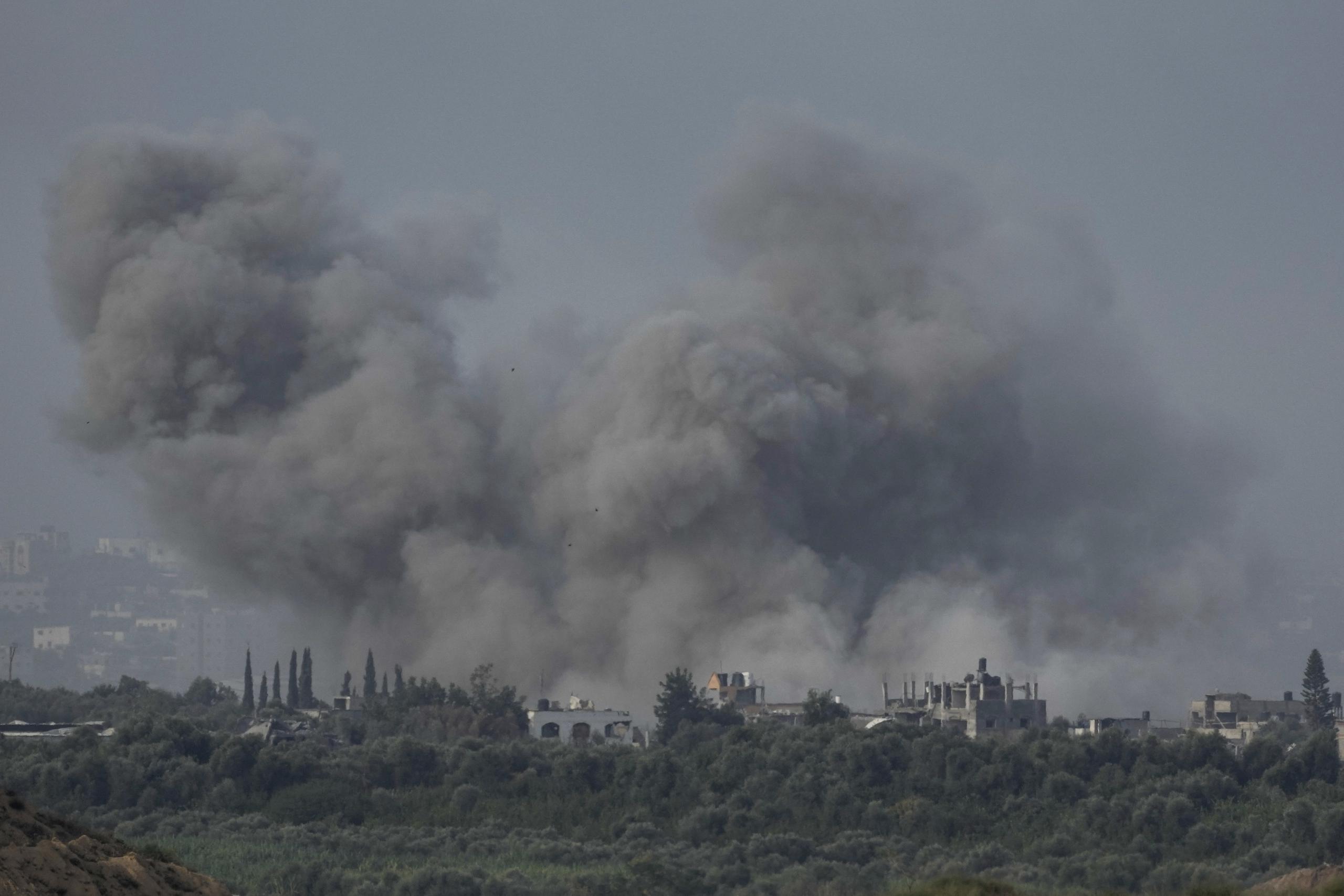 Columnas de humo se alzan luego de un ataque aéreo israelí en la Franja de Gaza, visto desde el sur de Israel, el sábado 11 de noviembre de 2023. (AP Foto/Leo Correa)