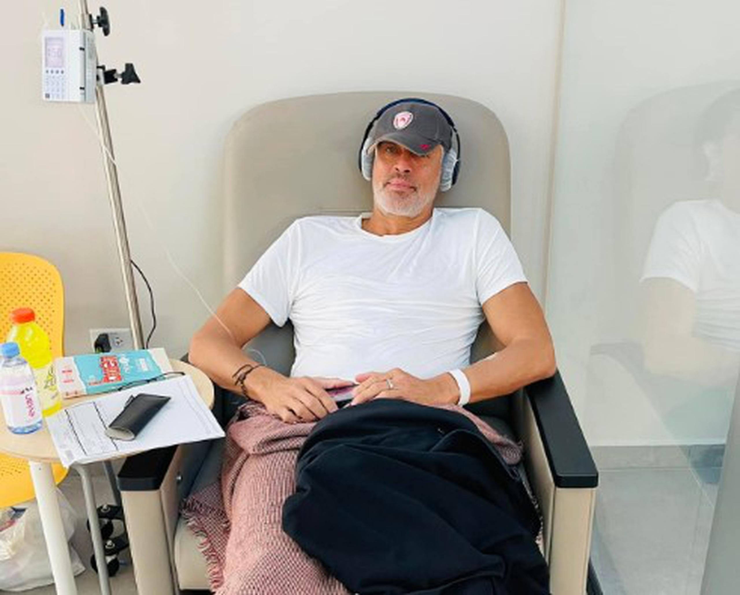 Piculín Ortiz aparece aquí tomando su primero de seis ciclos de quimioterapias que recibirá en su tratamiento, el cual incluirá también seis semanas de tratamiento de radiación.
