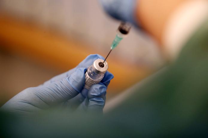Una enfermera prepara una dosis de la vacunad de Pfizer-BioNTech contra el COVID-19.